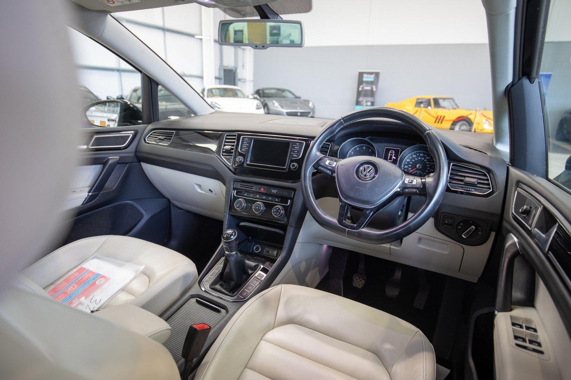 Volkswagen Golf Sportsvan view 3