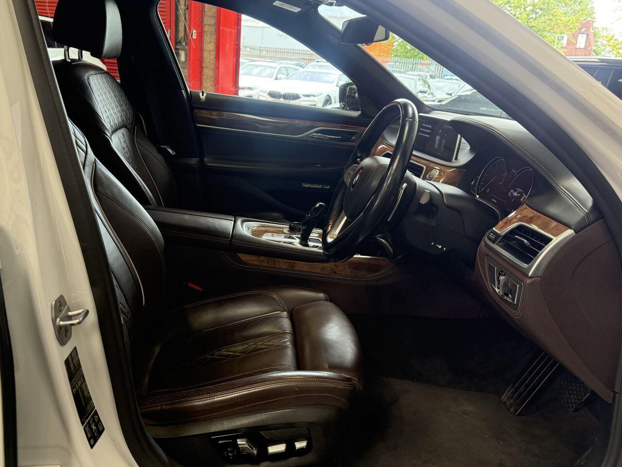 BMW 7 Series view 31