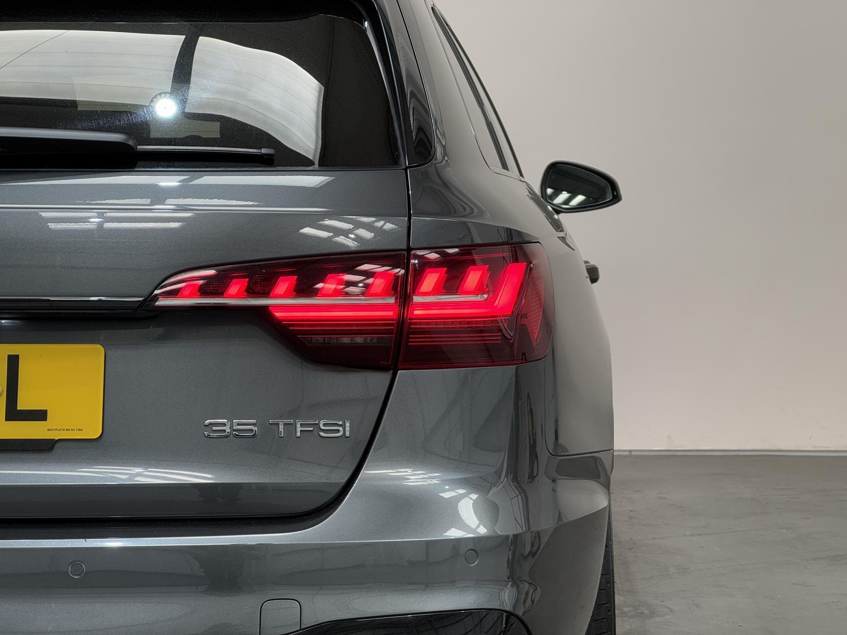 Audi A4 Avant view 11