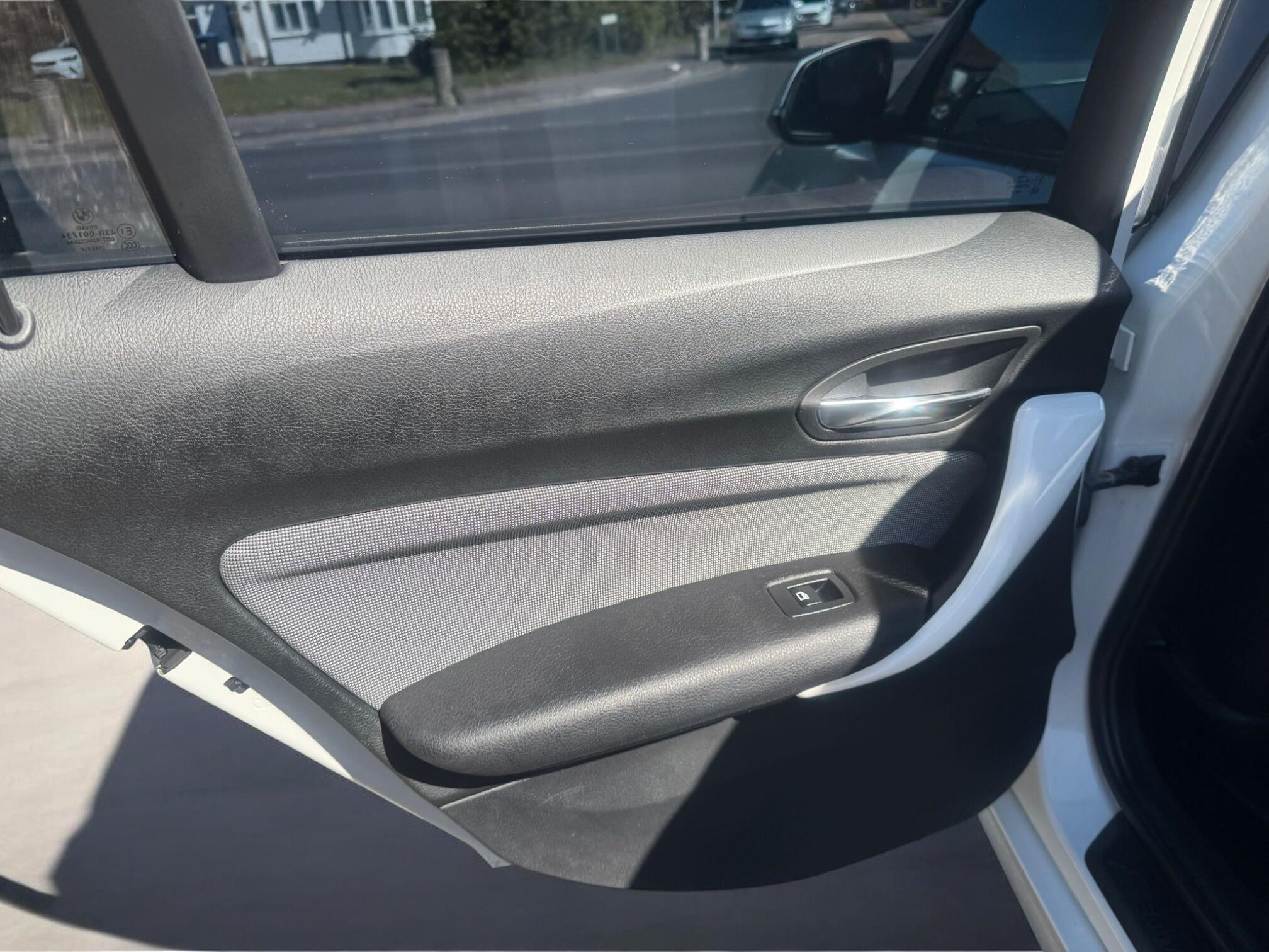 BMW 1 Series view 14