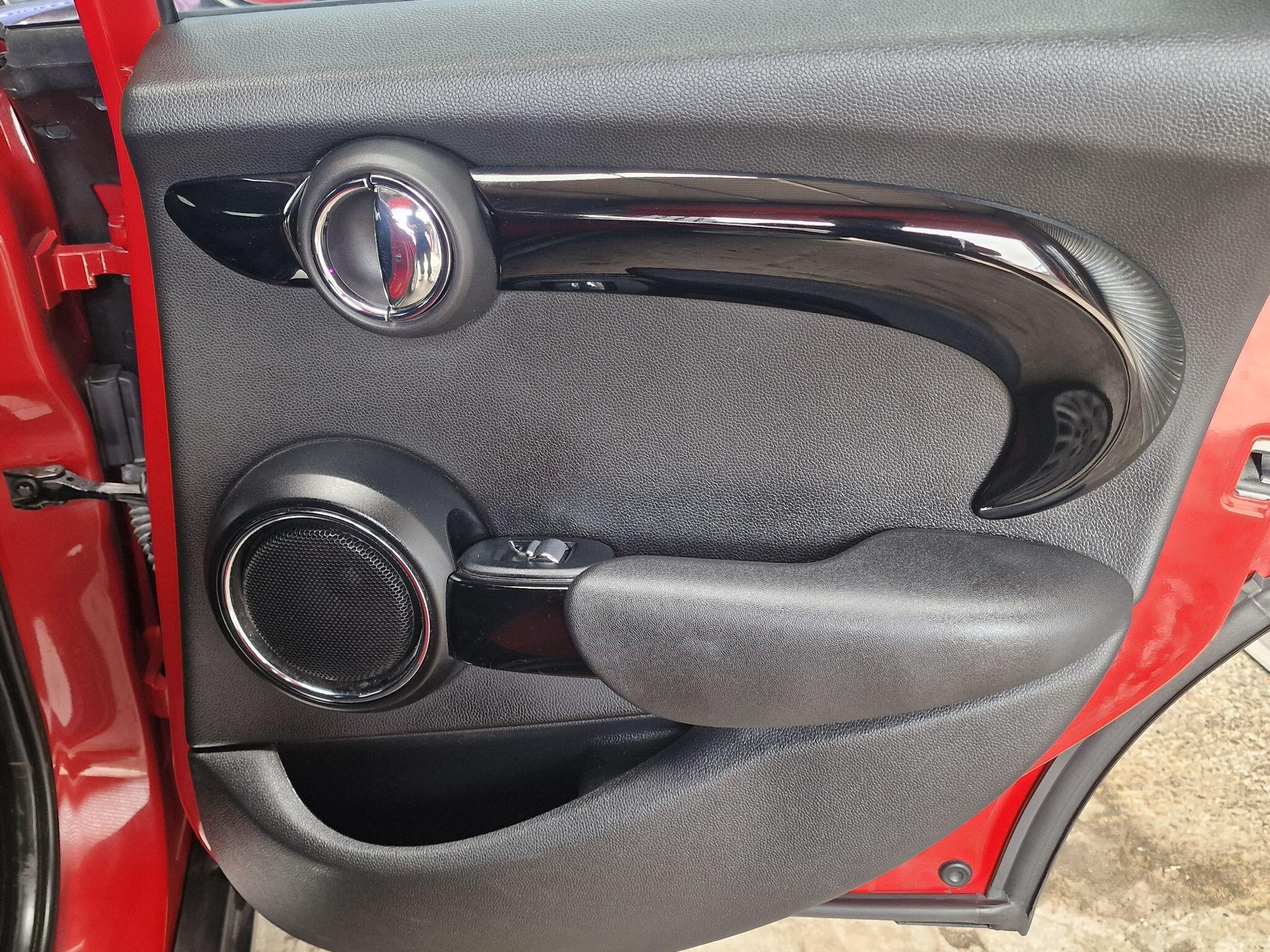 2015 MINI Hatch image 20