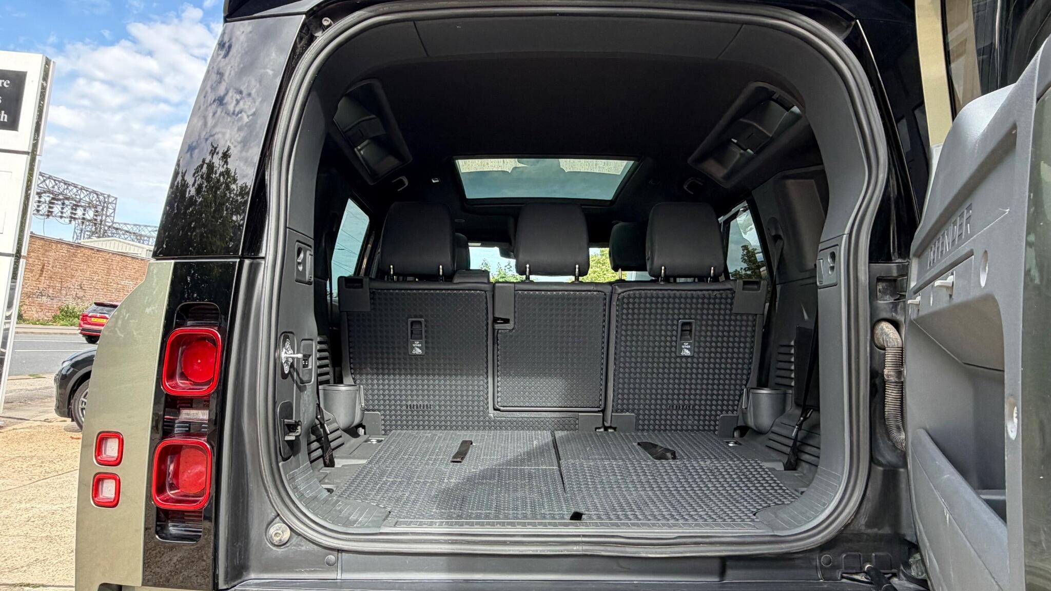Land Rover Defender 110 view 39