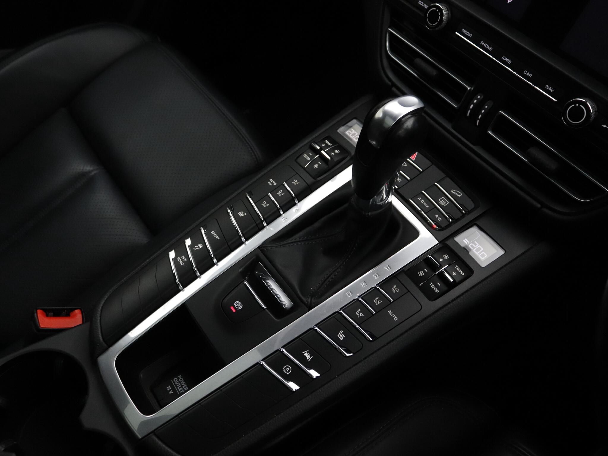 Porsche Macan view 12