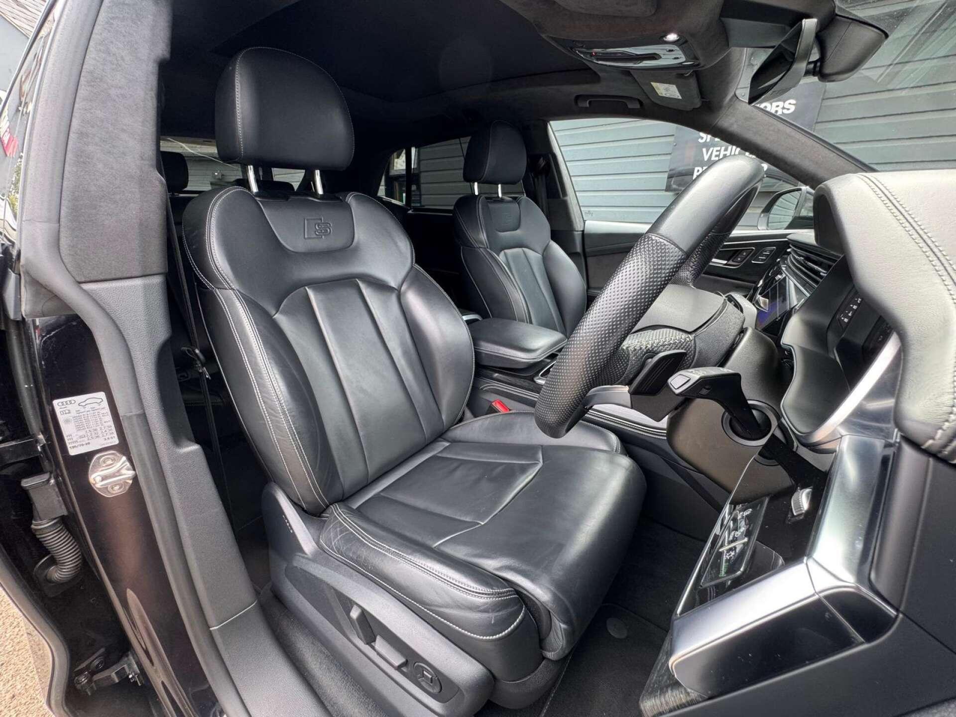 Audi Q8 view 23