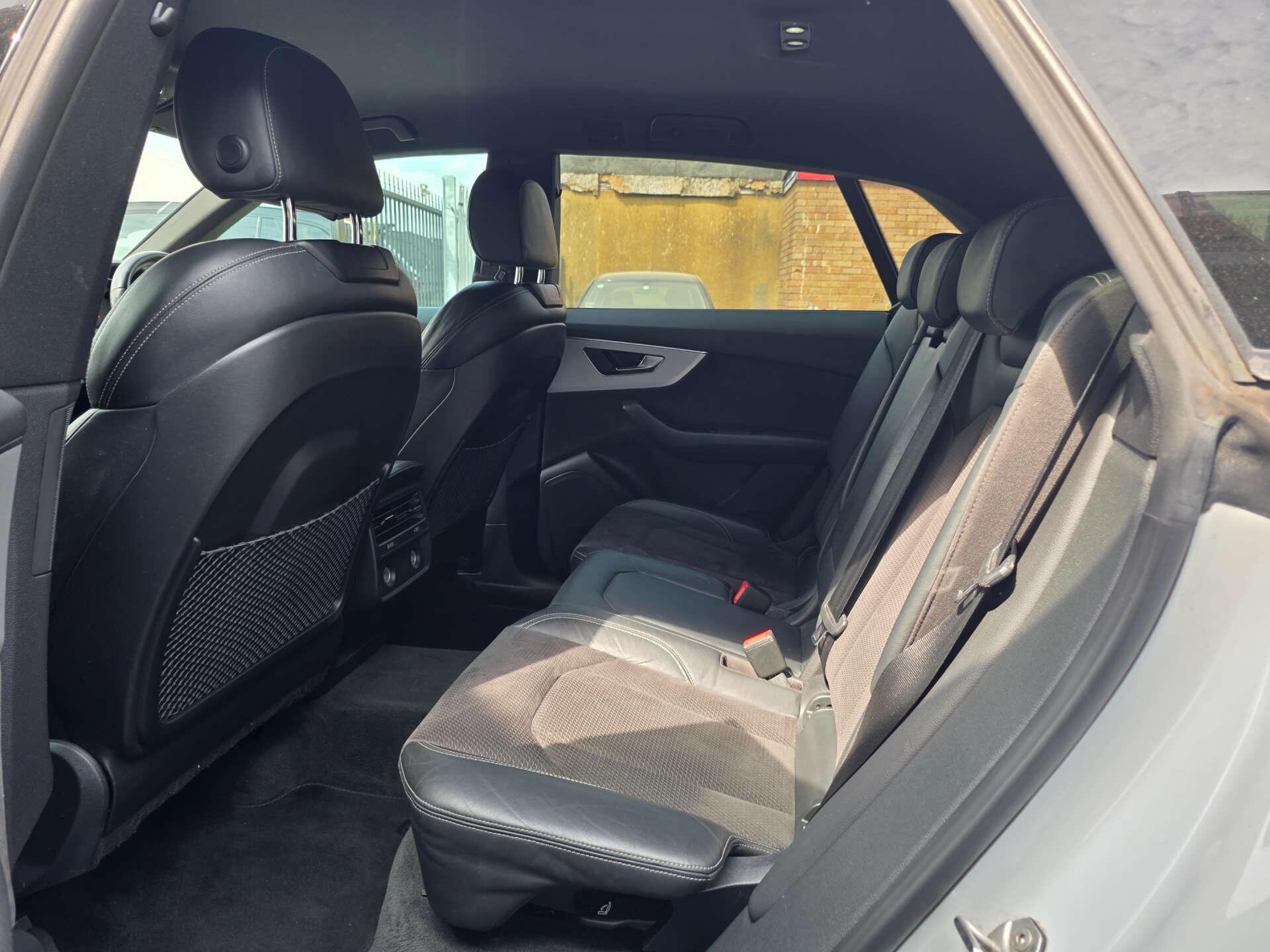 Audi Q8 view 35