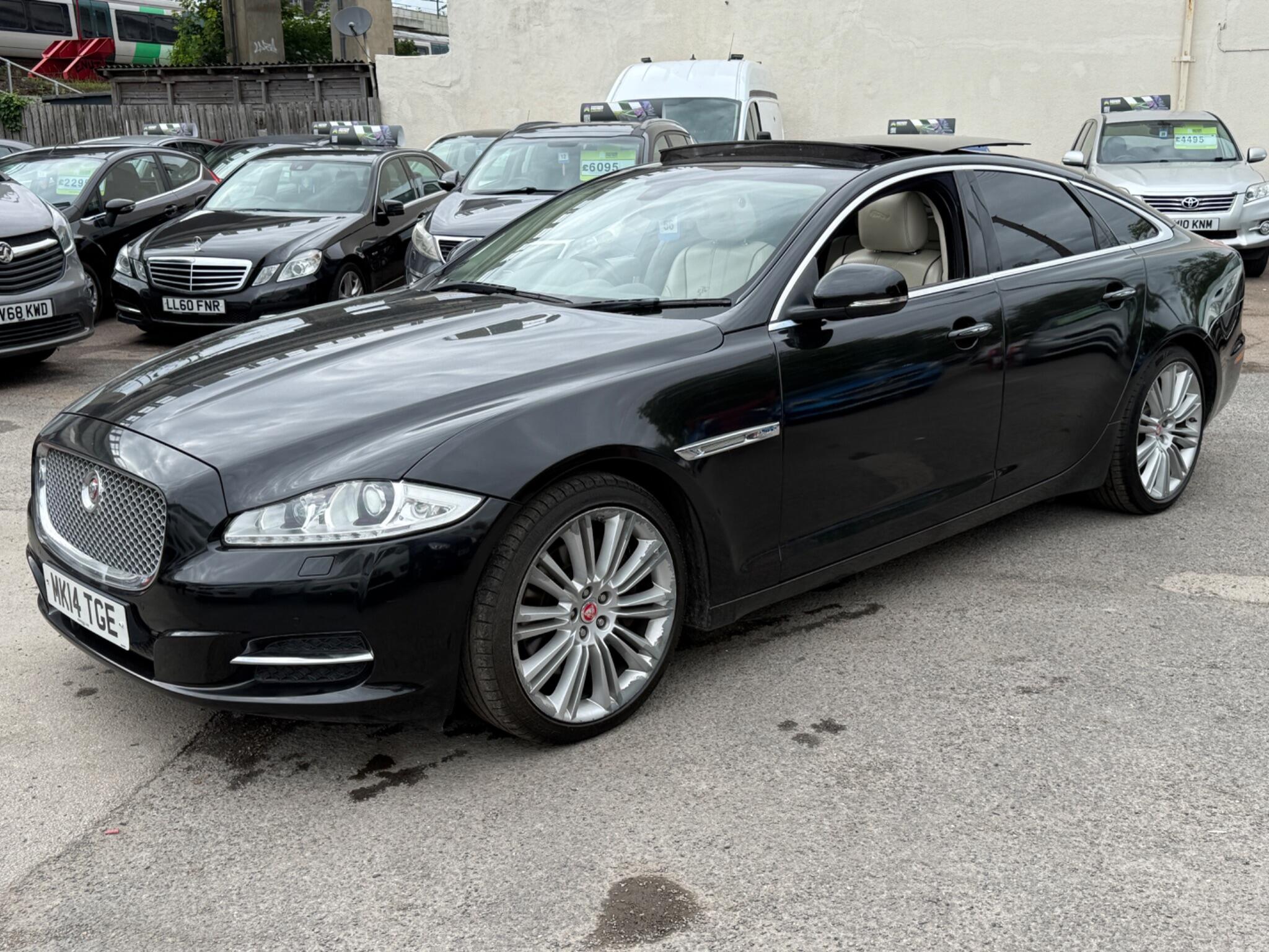 Jaguar XJ - Image 11