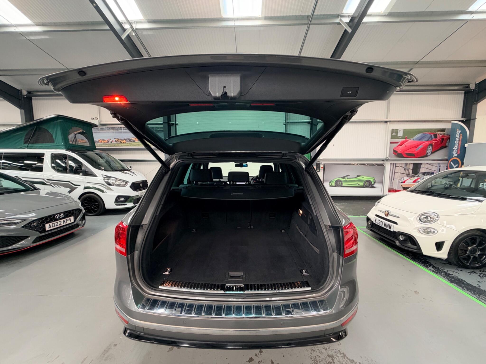 Volkswagen Touareg view 44