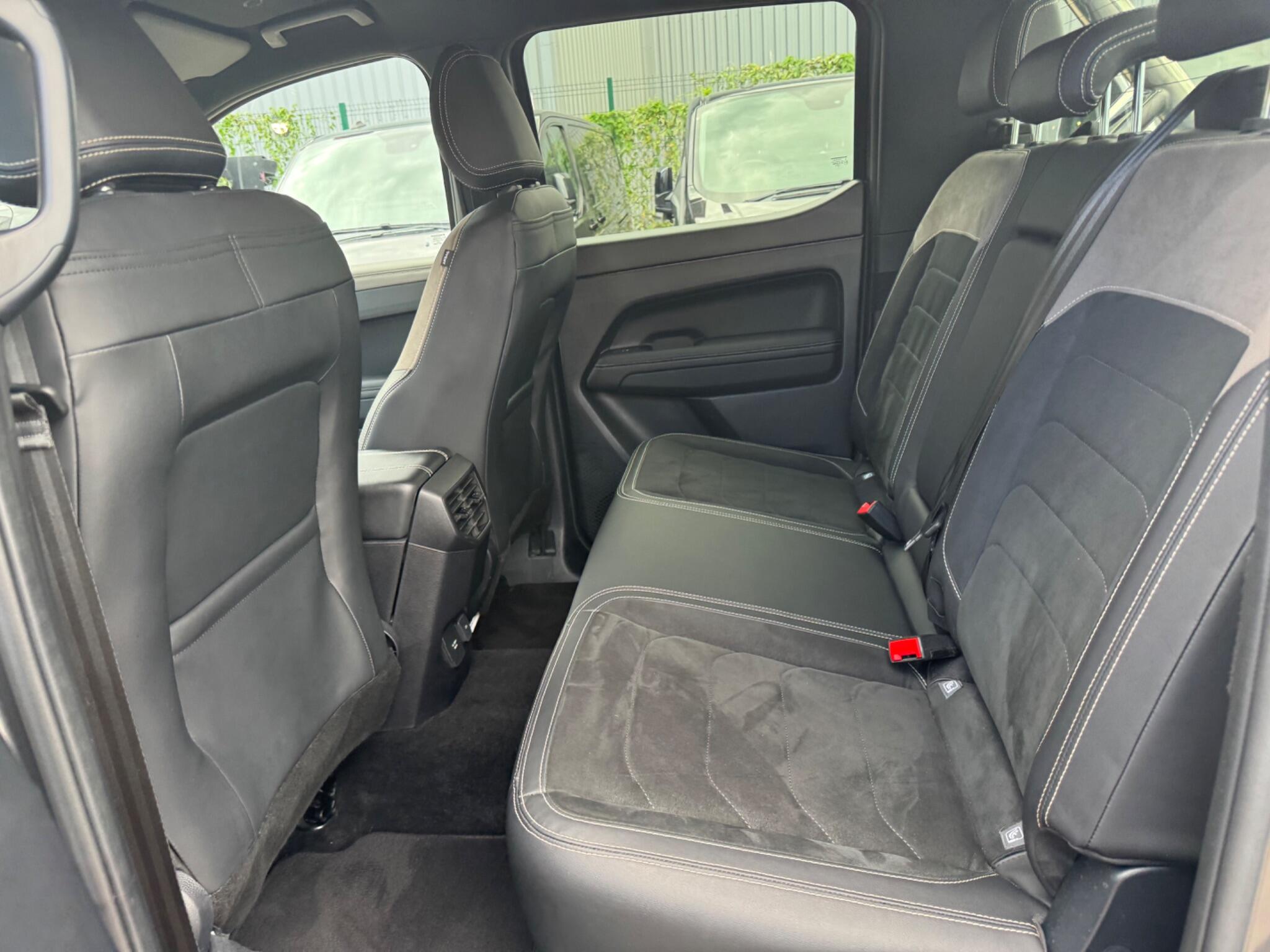 Volkswagen Amarok view 36