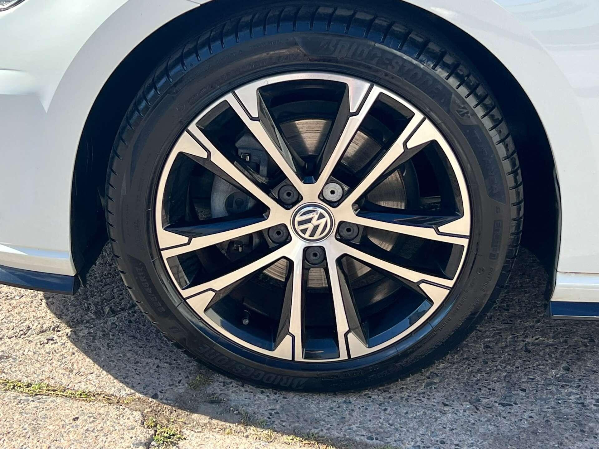 Volkswagen Golf view 9