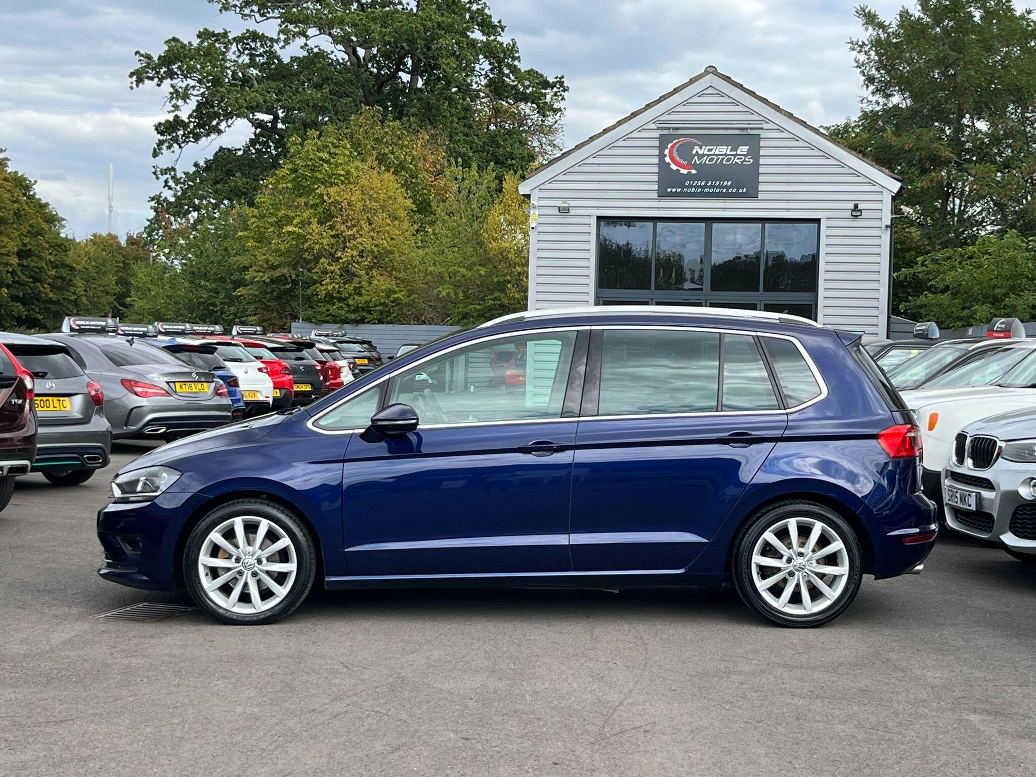 Volkswagen Golf SV view 4