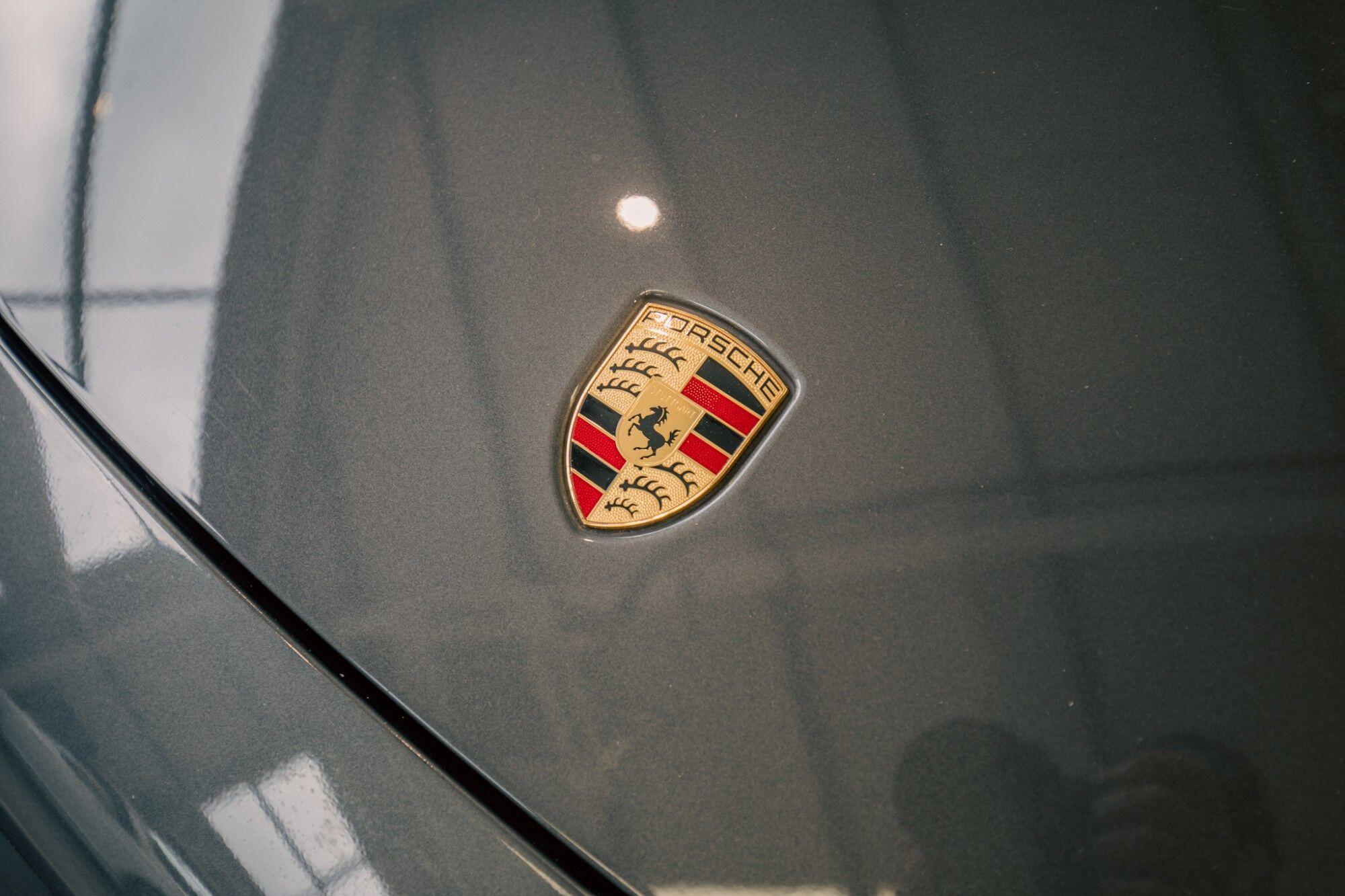 Porsche 911 view 6