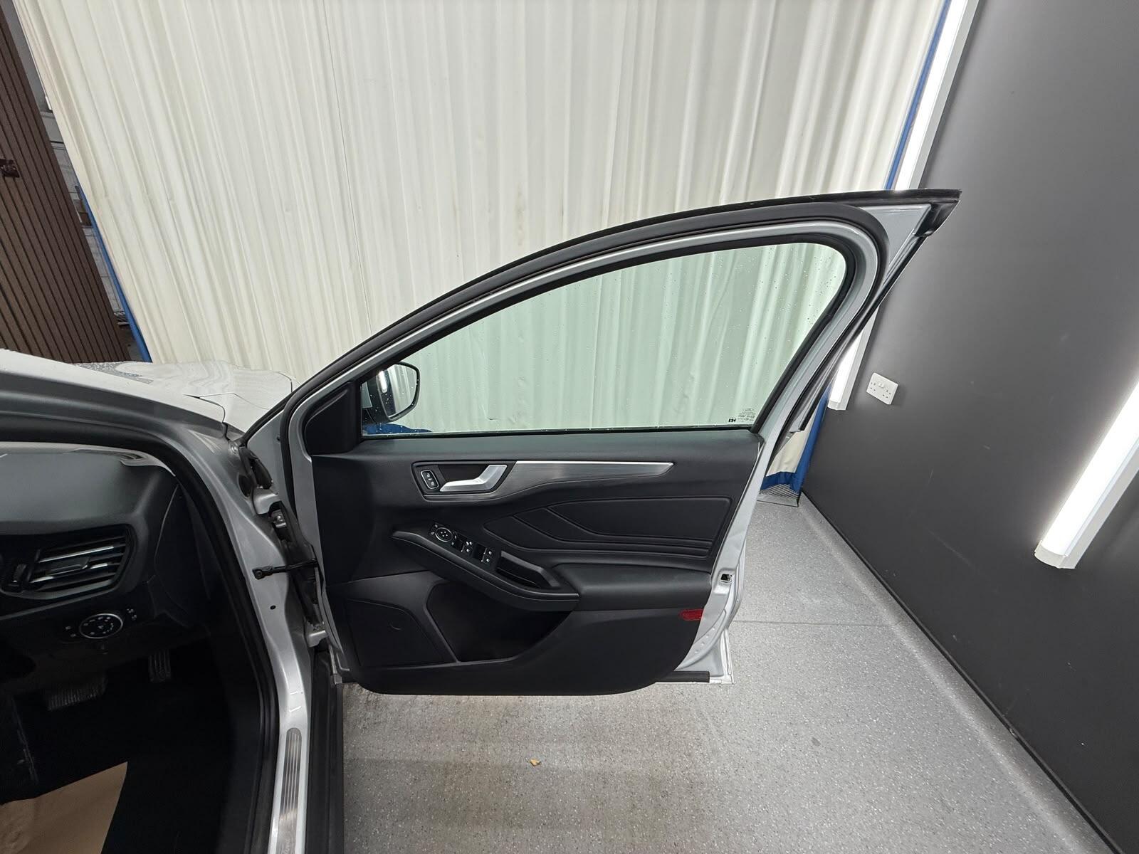Ford Focus view 15