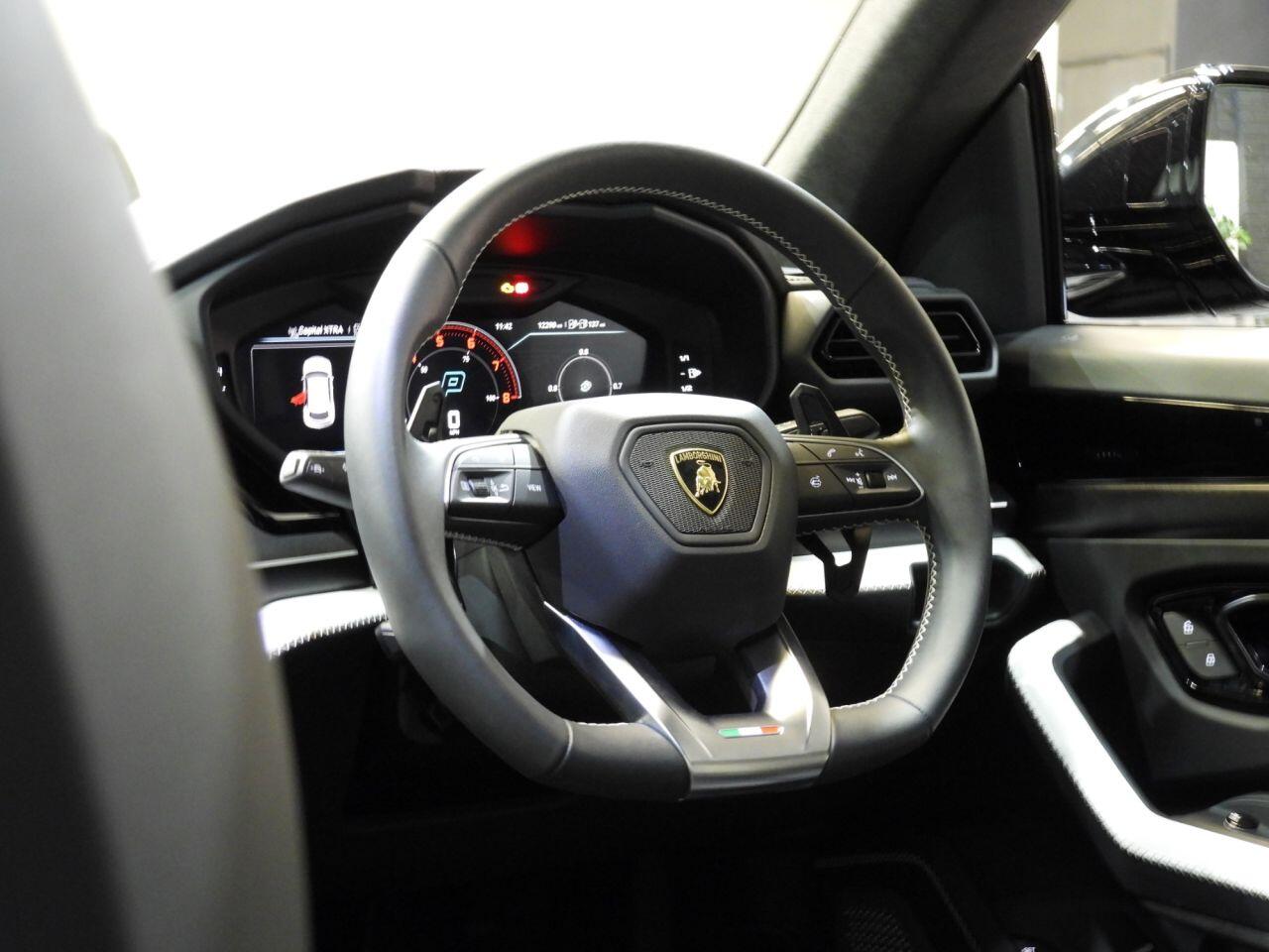 Lamborghini Urus view 19