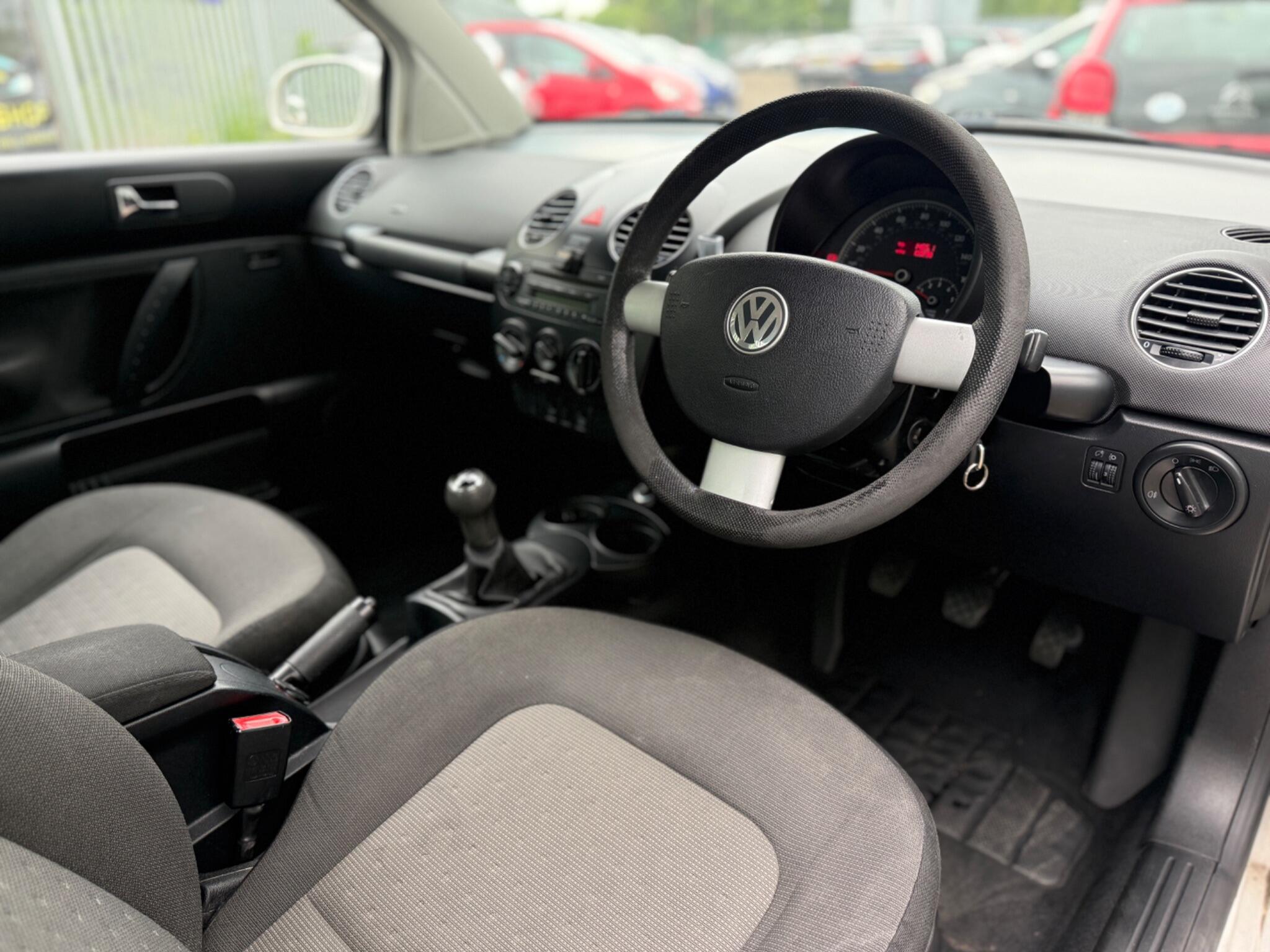 2009 Volkswagen Beetle image 12