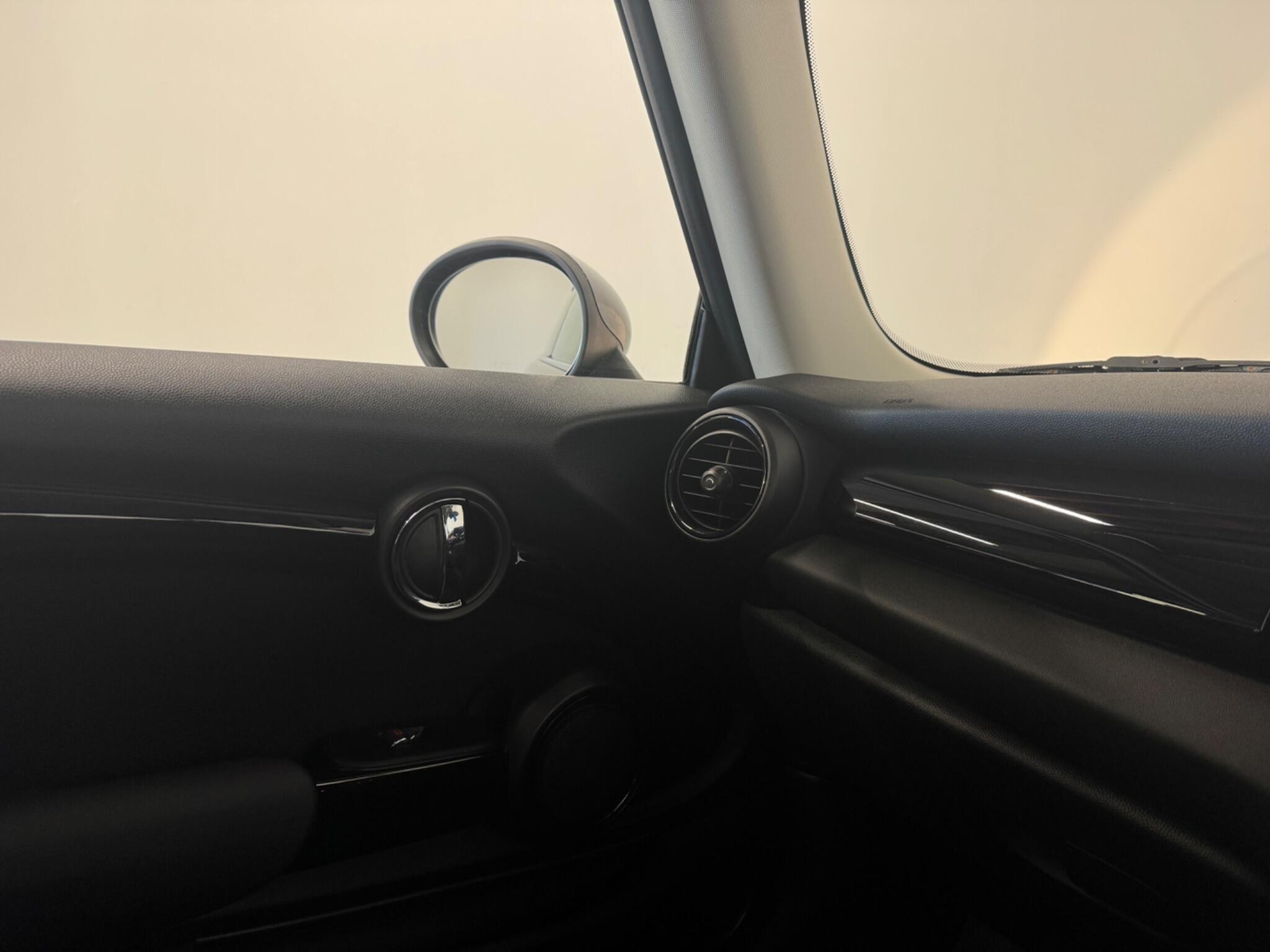 Mini Hatch view 21