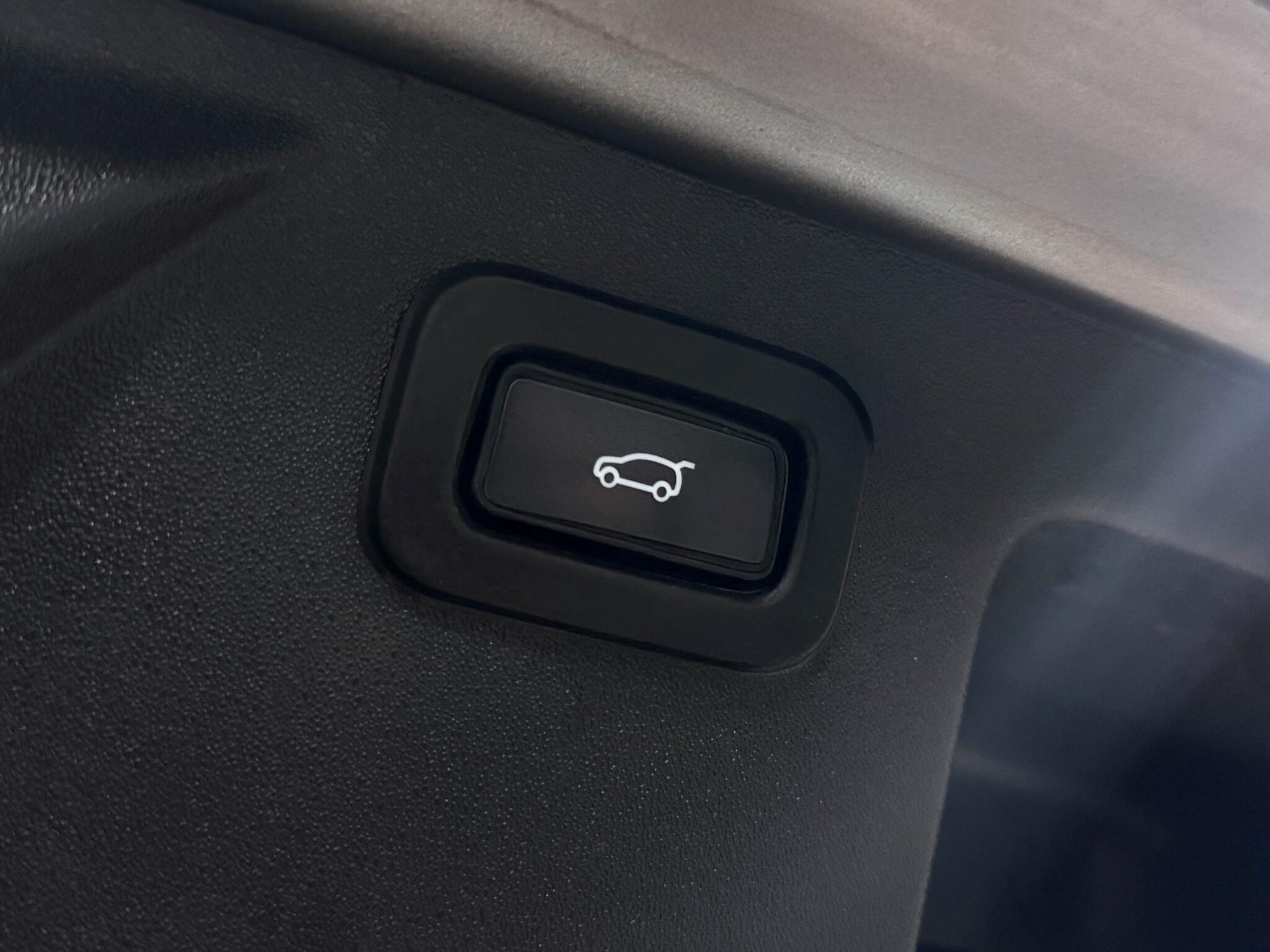 Land Rover Discovery Sport view 8