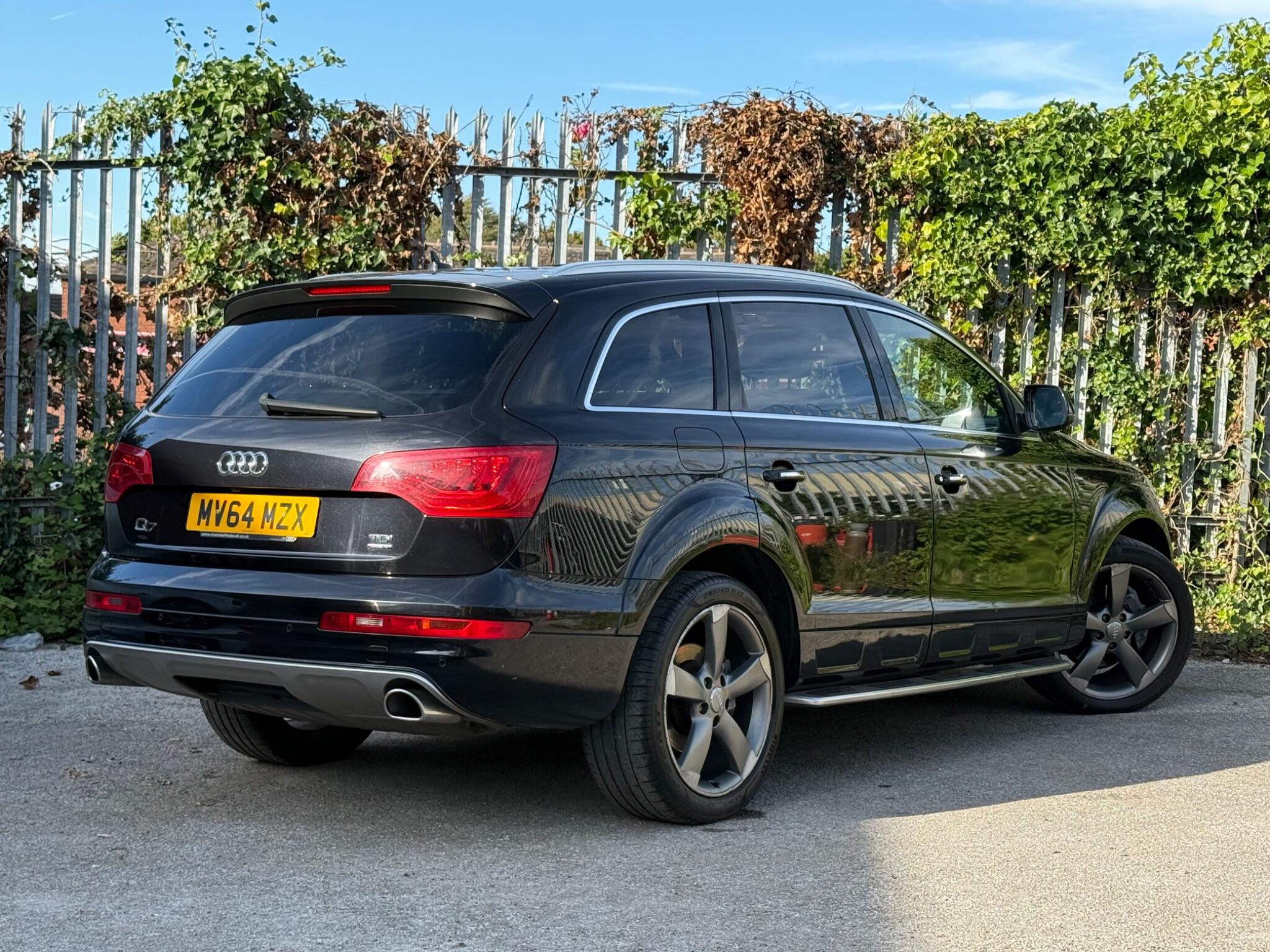 Audi Q7 view 8