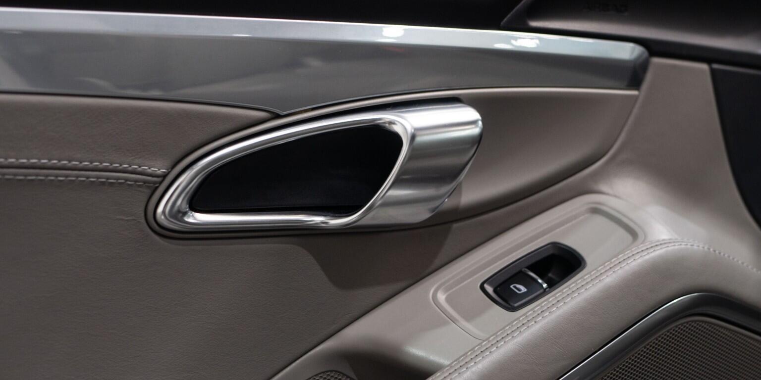 Porsche 911 view 32