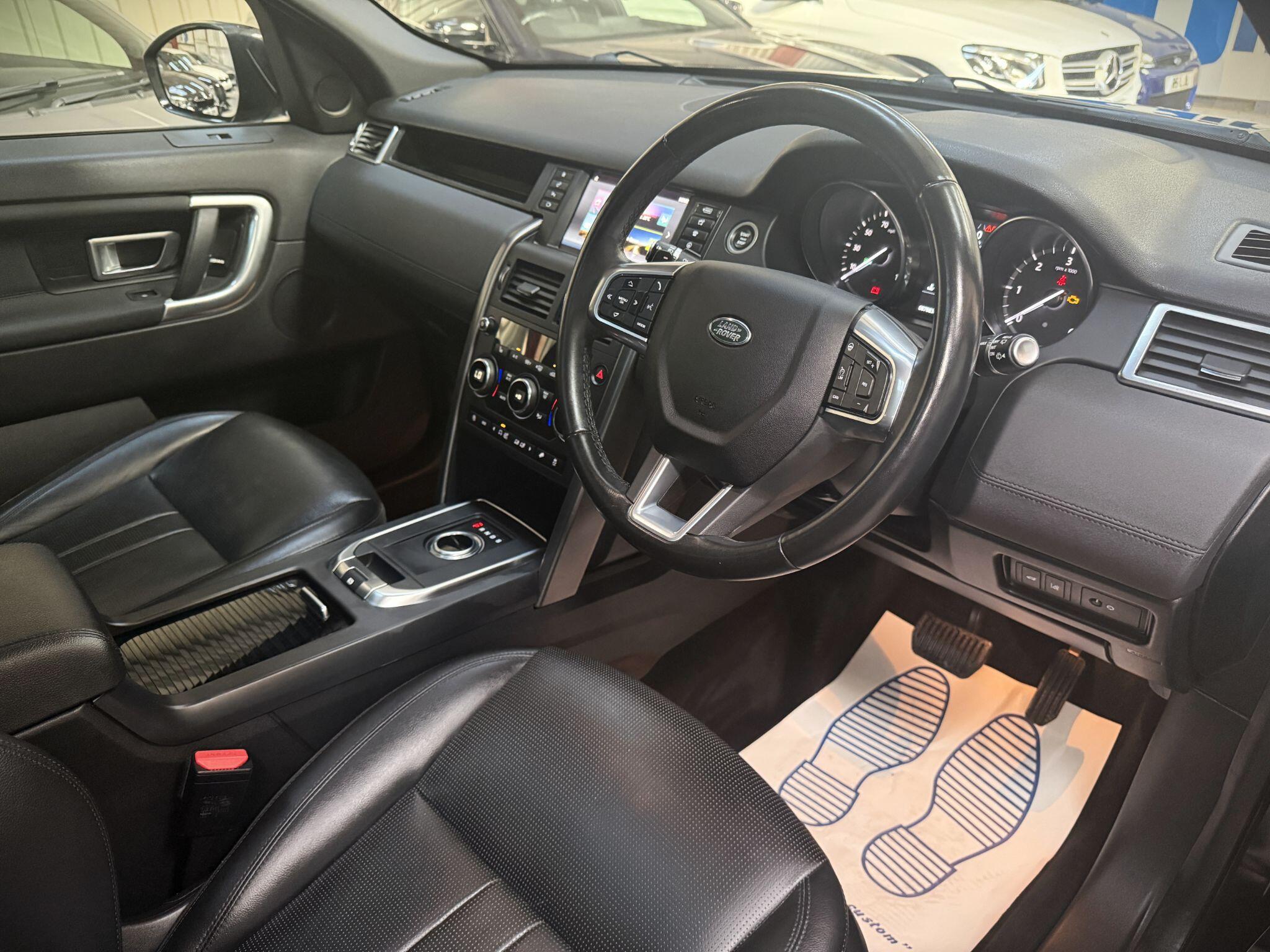 Land Rover Discovery Sport view 3