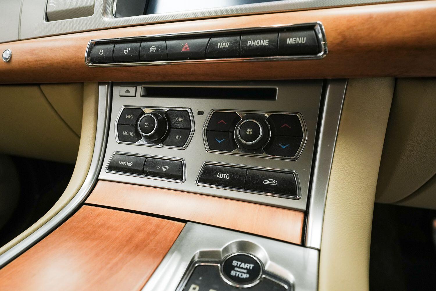 Jaguar XF view 22