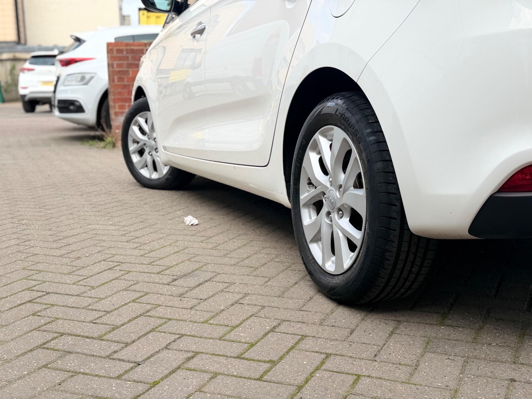 Kia Carens view 6