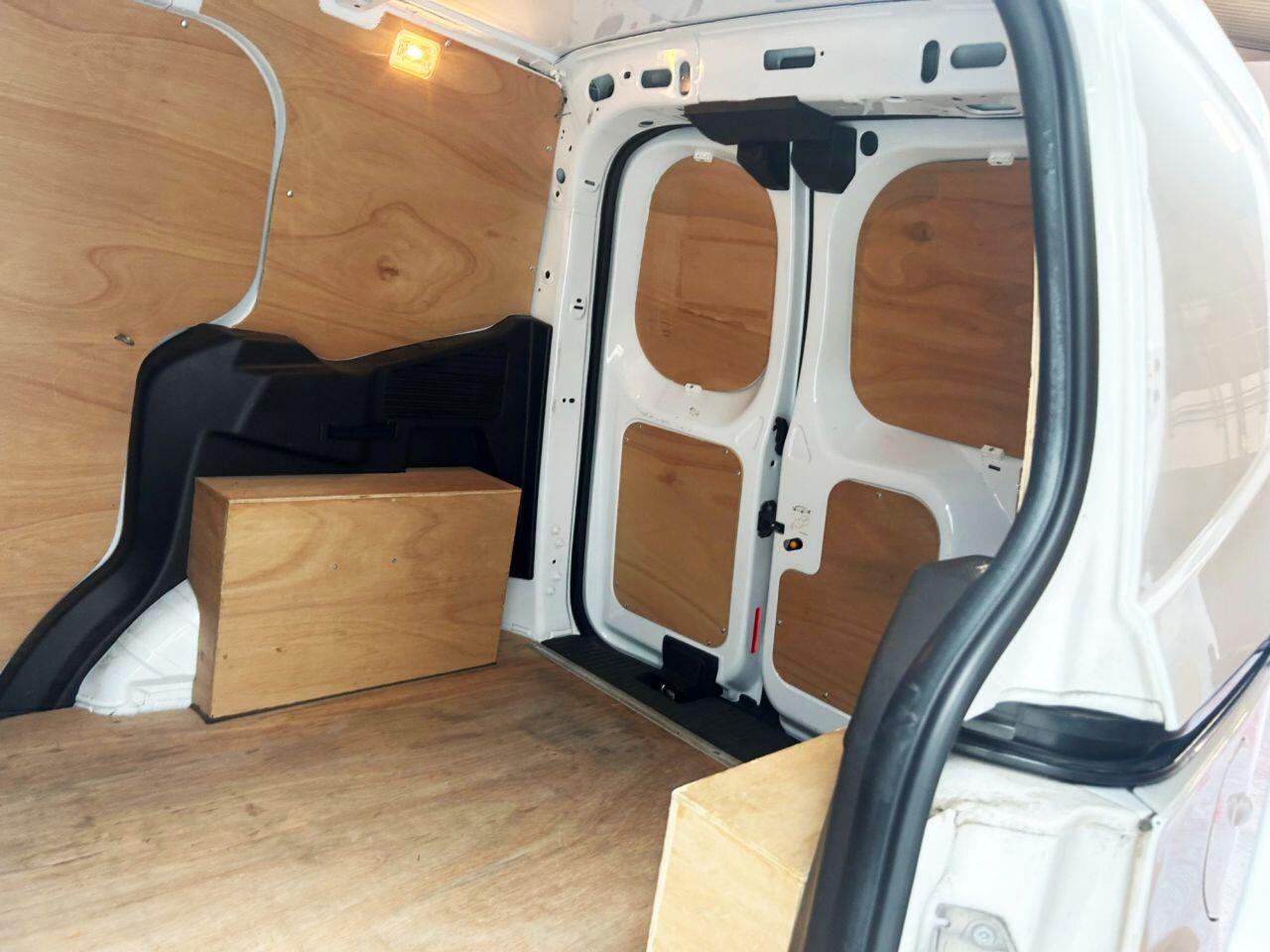 Ford Transit Courier view 19