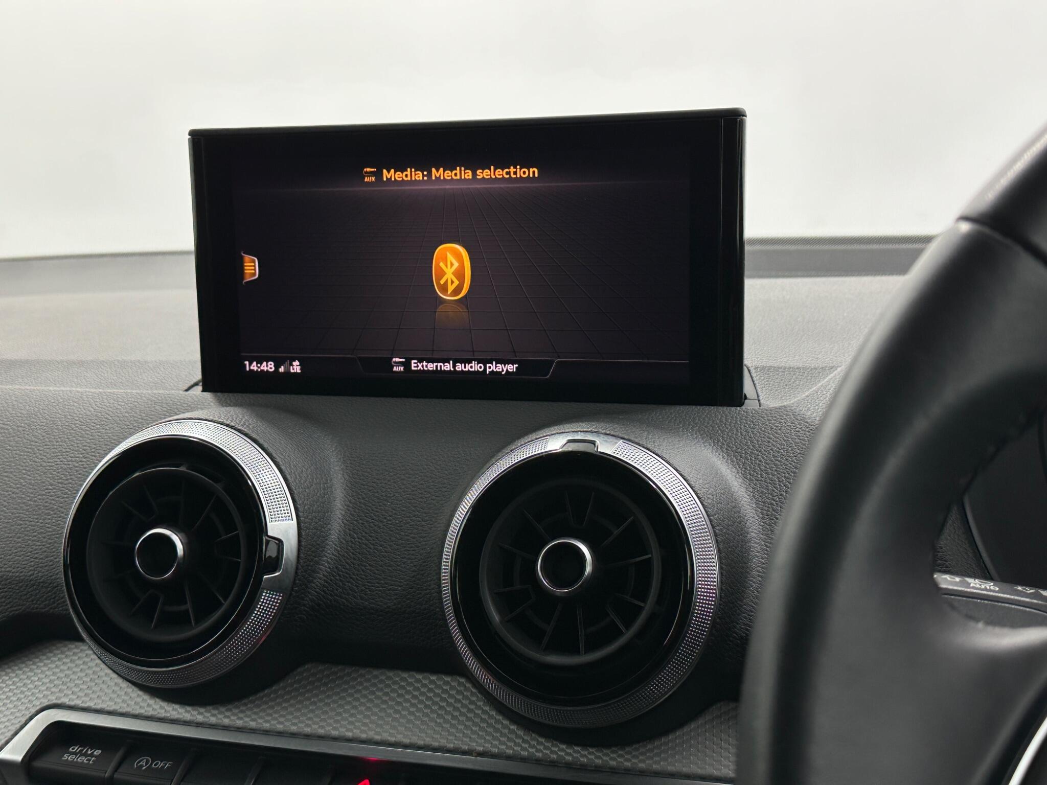 Audi Q2 view 25