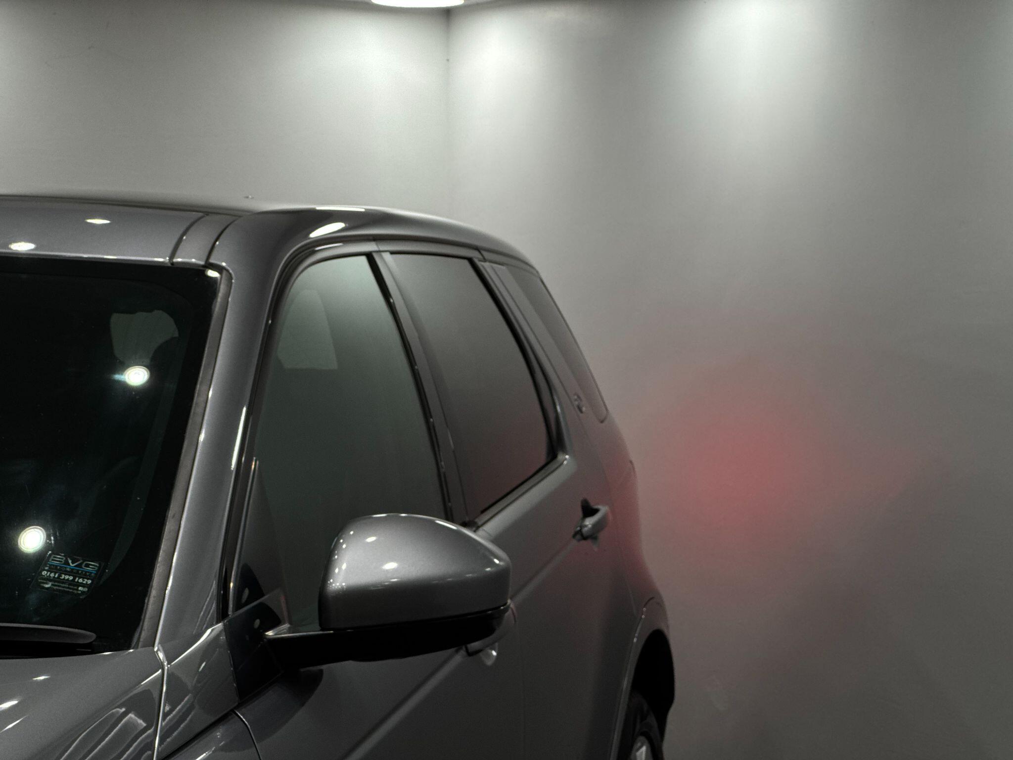 Land Rover Discovery Sport view 11