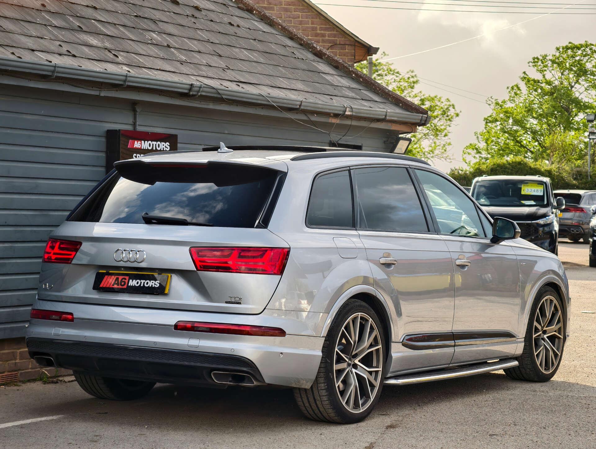 Audi Q7 view 12