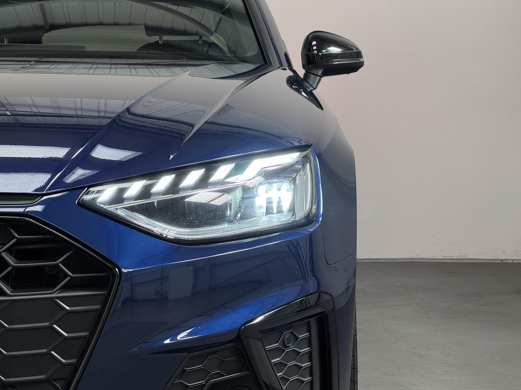 Audi A4 Avant view 4