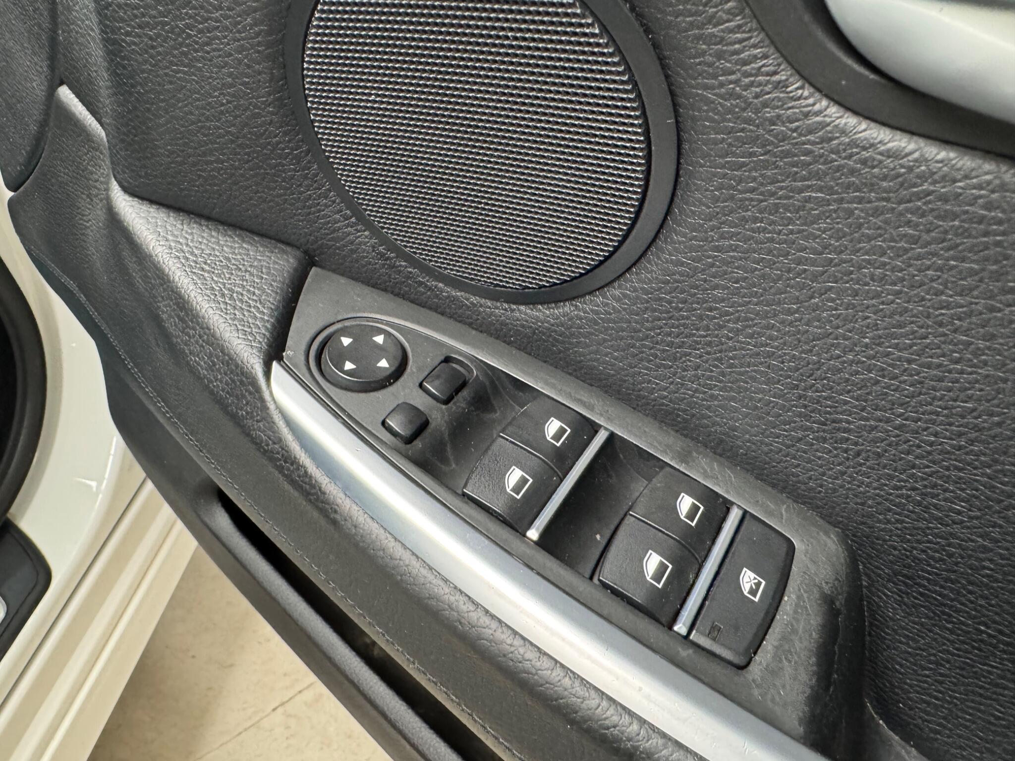 BMW 5 Series view 8