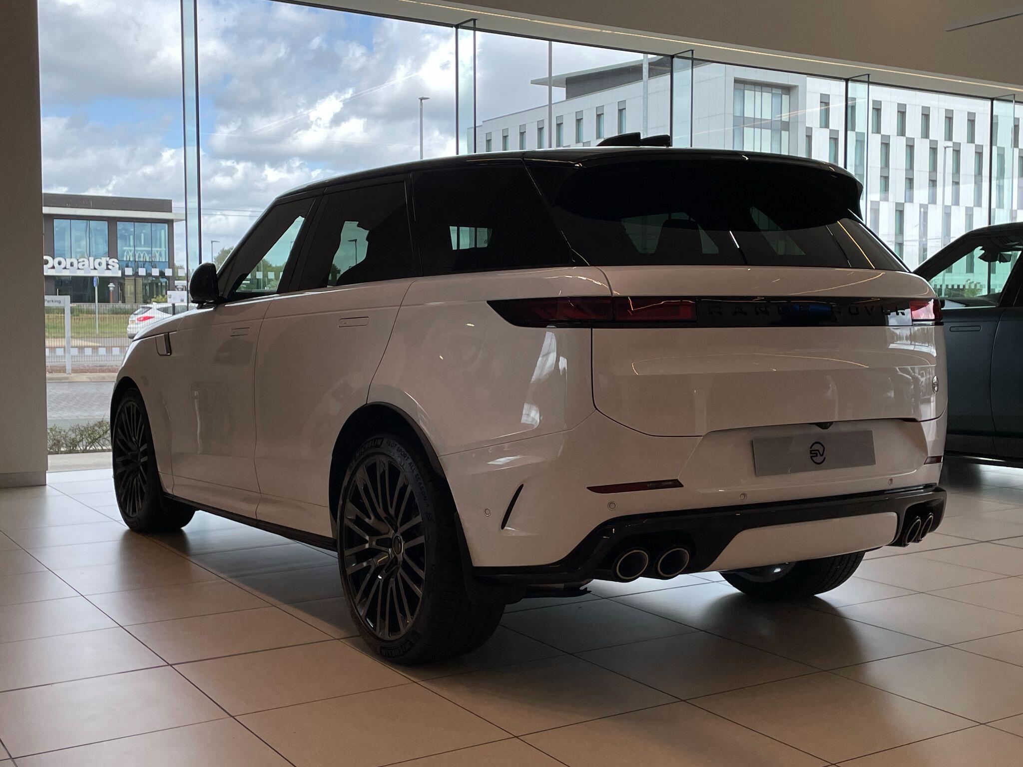 Land Rover Range Rover Sport view 4
