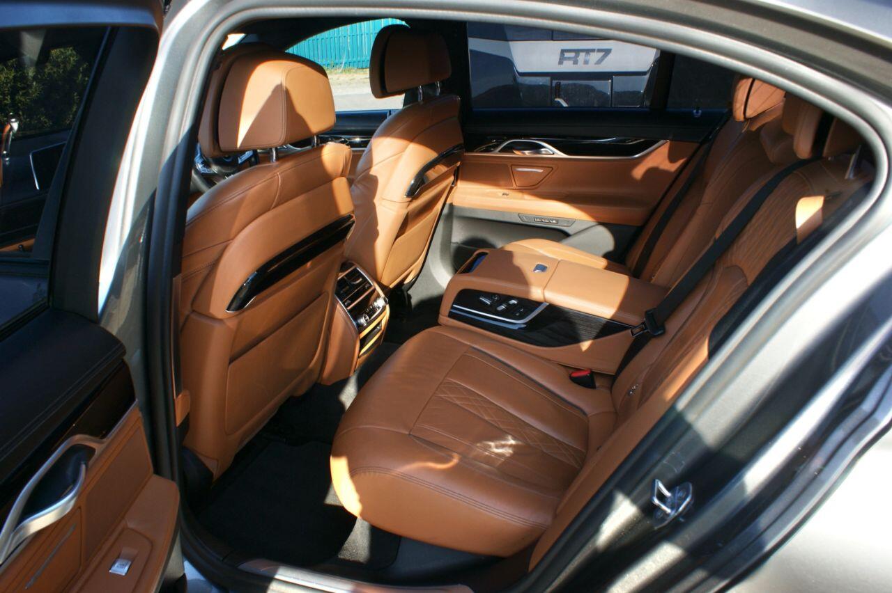 BMW 7 Series view 36