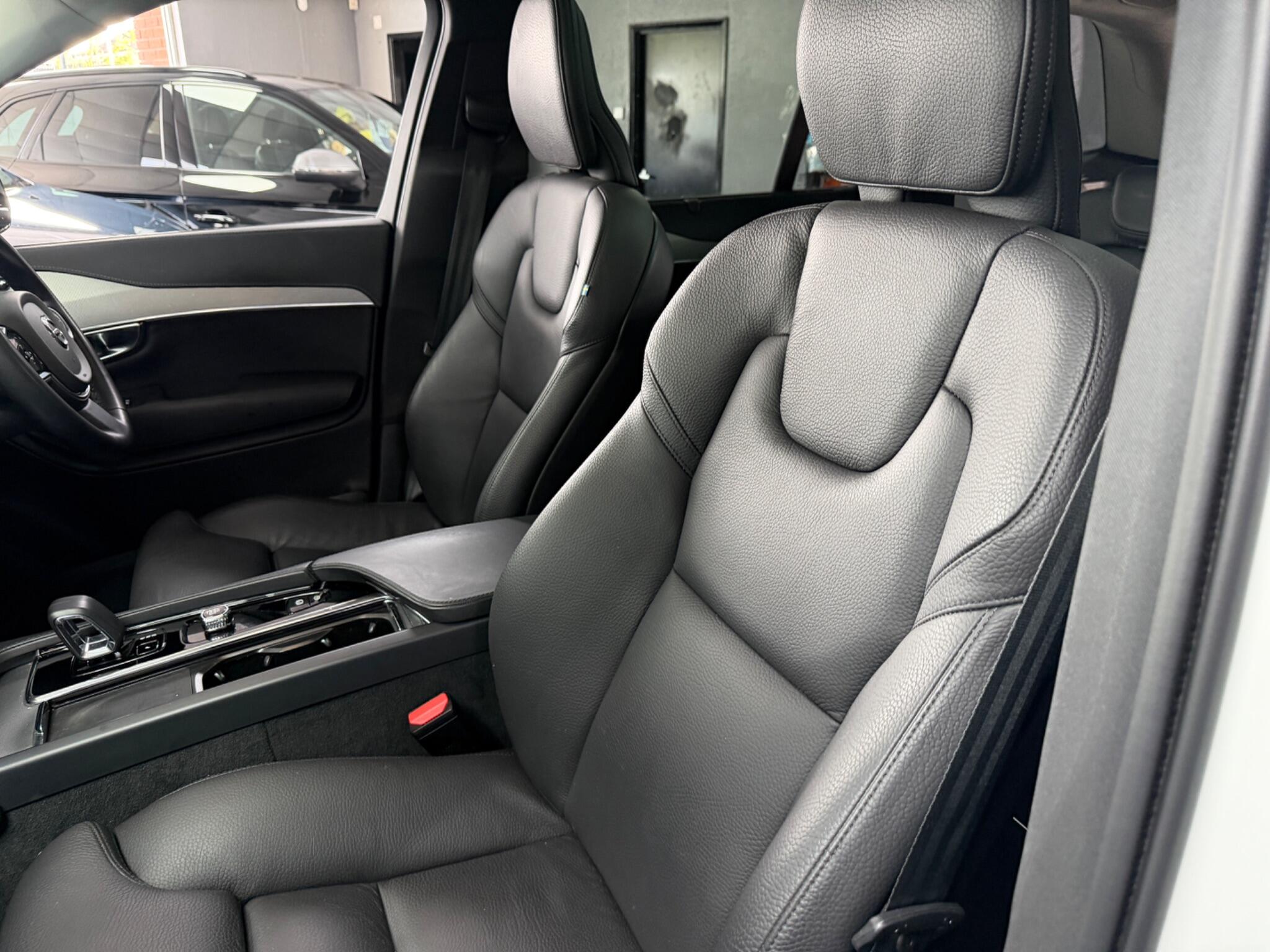 Volvo XC90 view 10