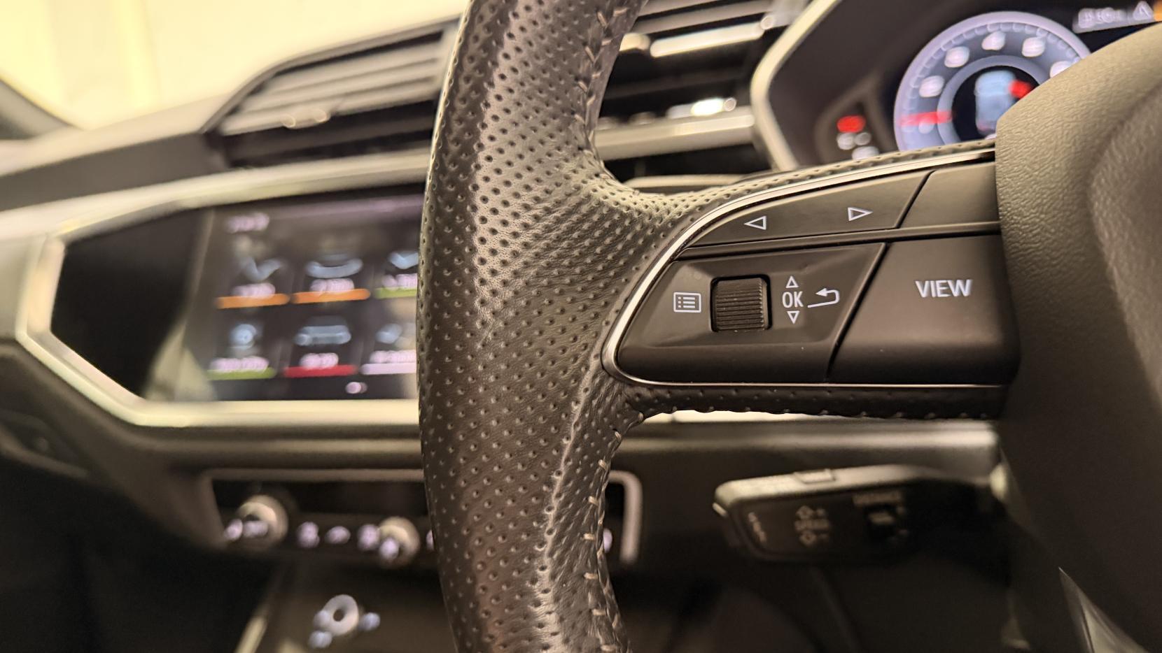 Audi Q3 view 10