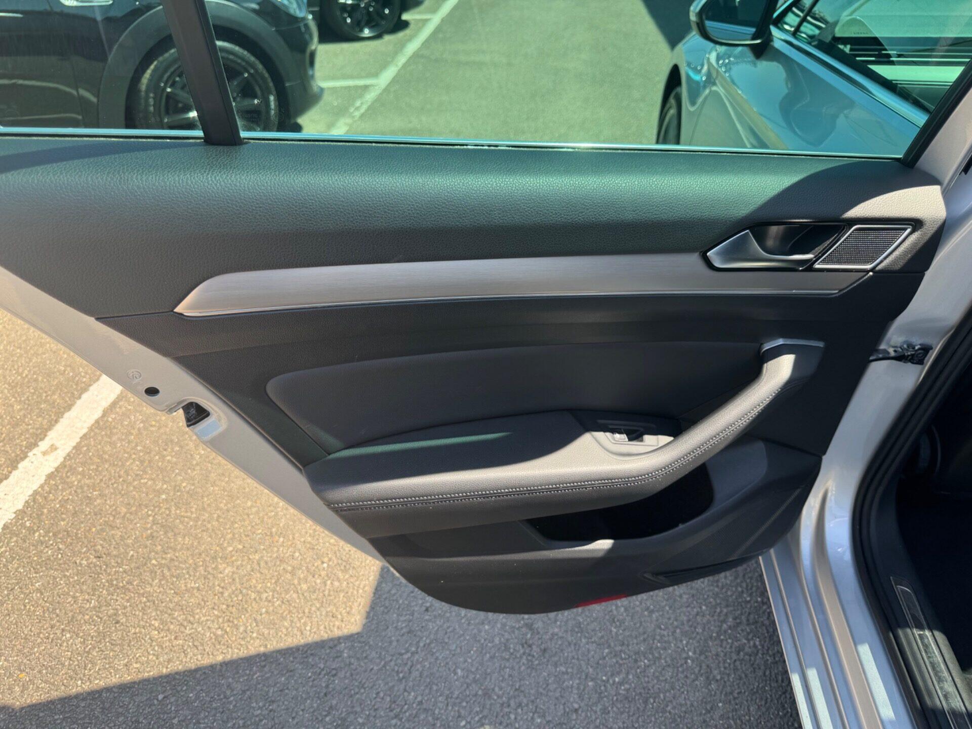 Volkswagen Passat view 25