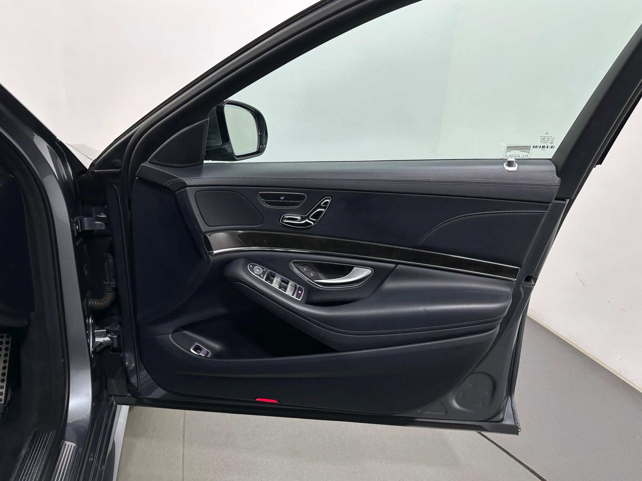 Mercedes-Benz S-Class view 35