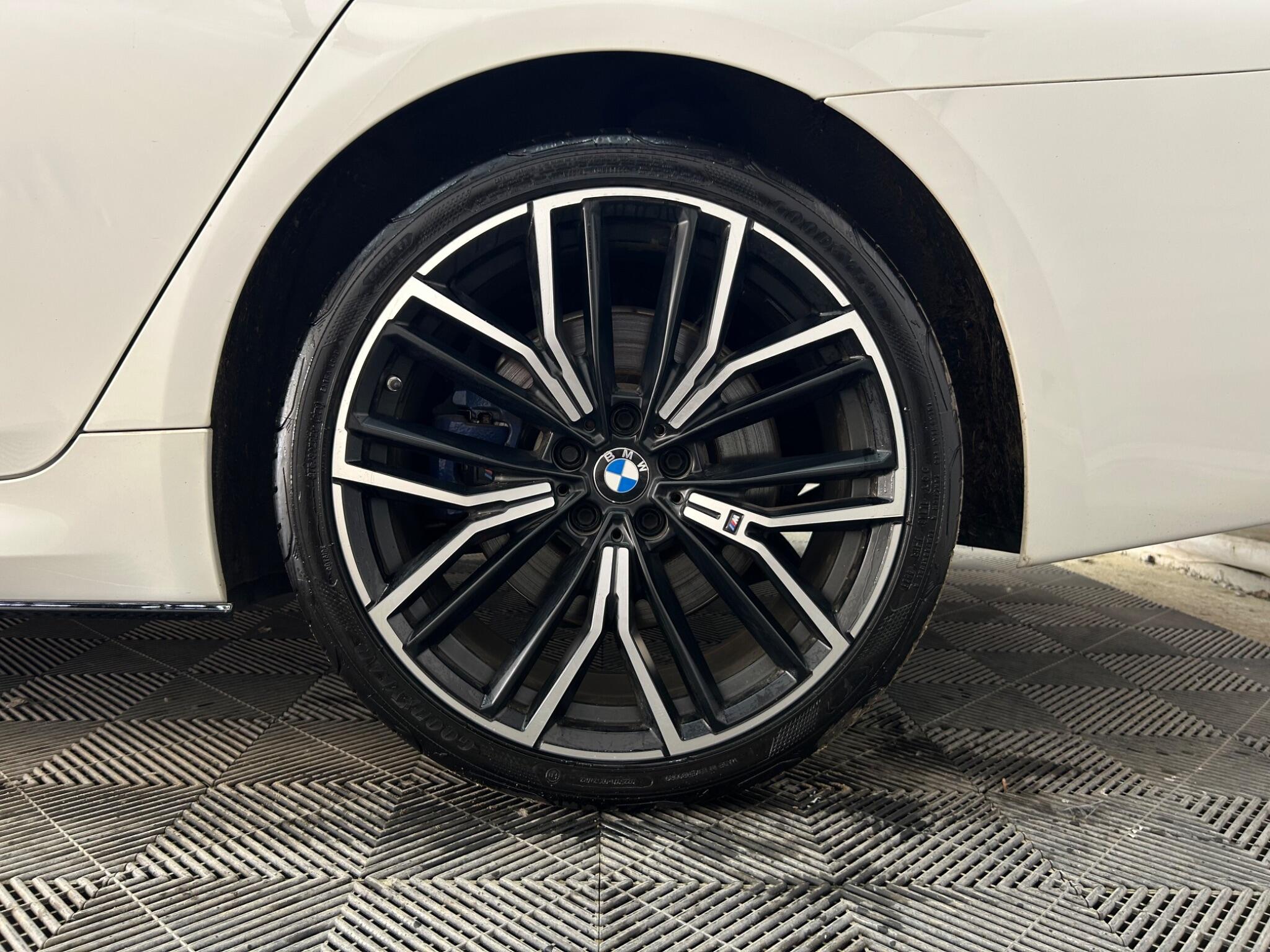 BMW 5 Series view 35