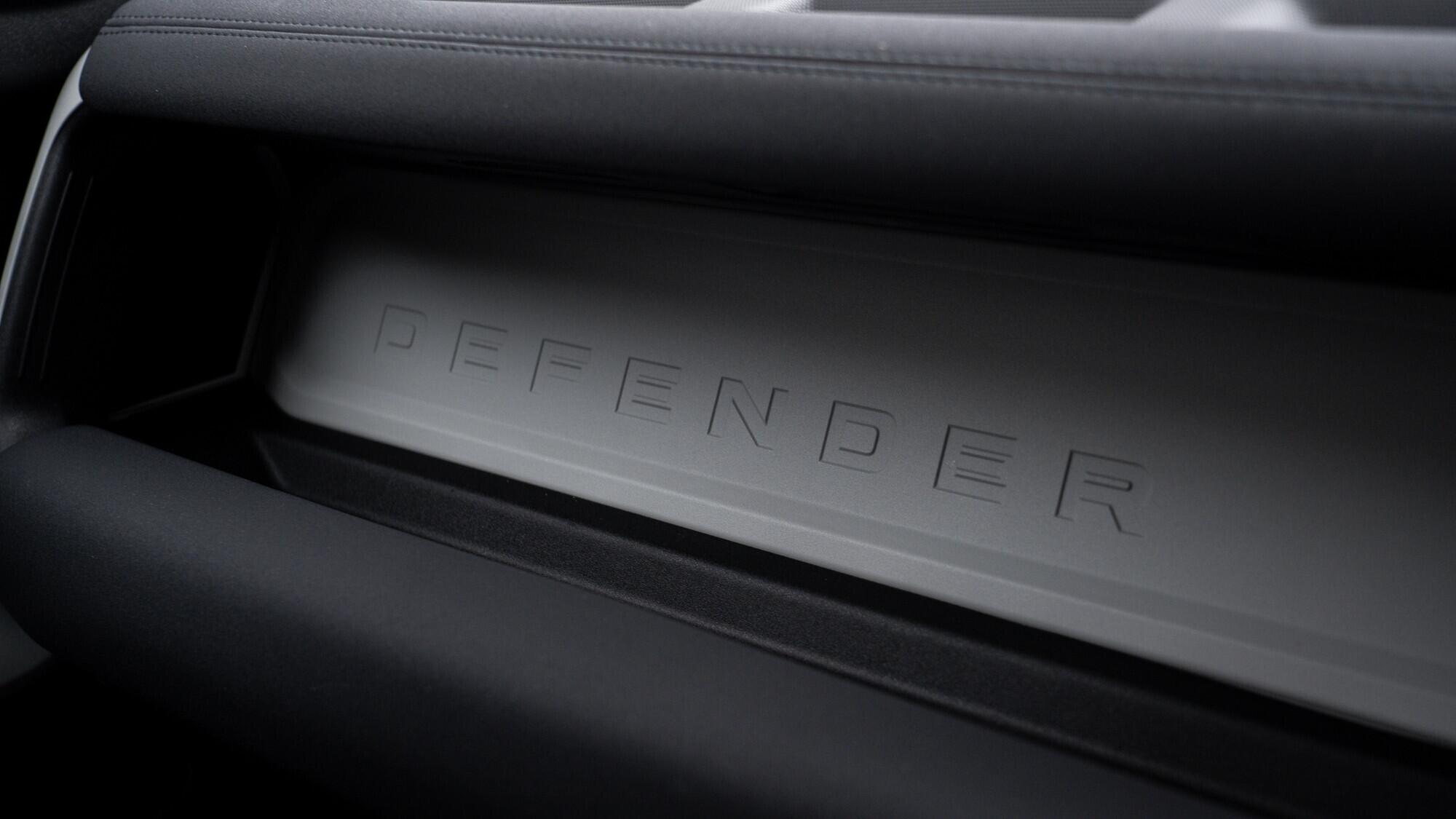 Land Rover Defender 110 view 31