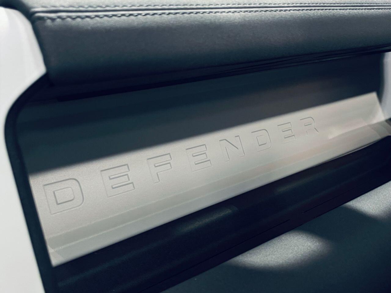 Land Rover Defender 90 view 41