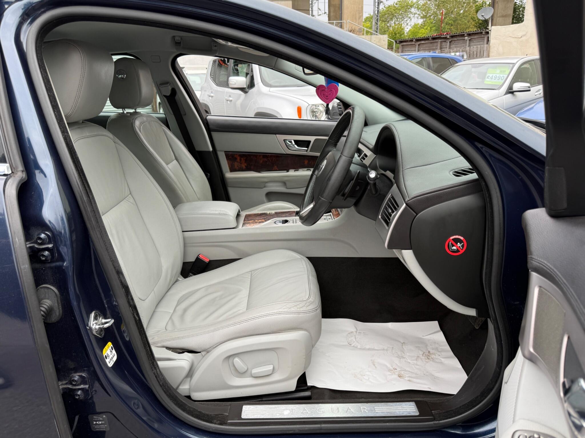 Jaguar XF - Image 27
