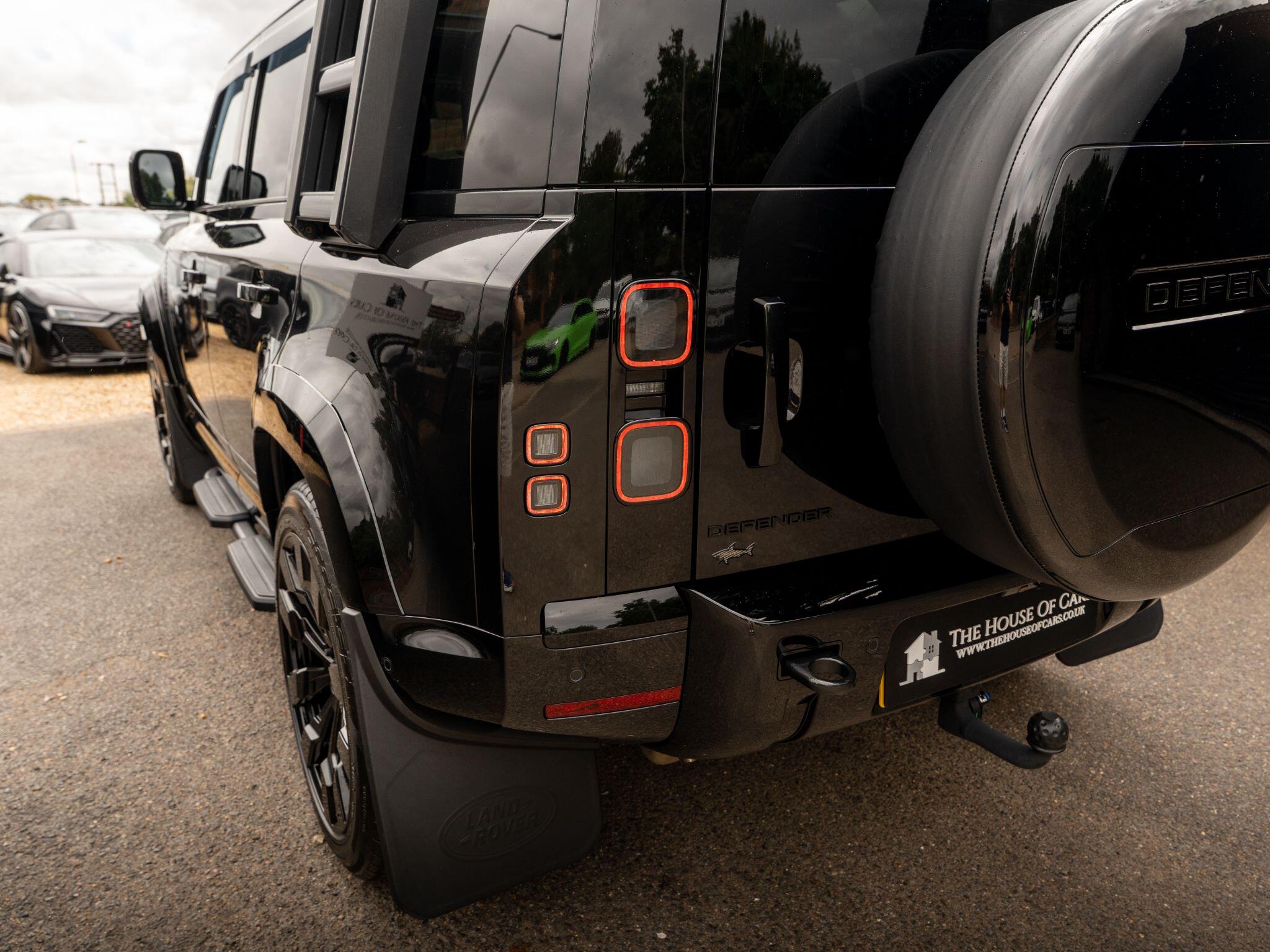 Land Rover Defender 110 view 31