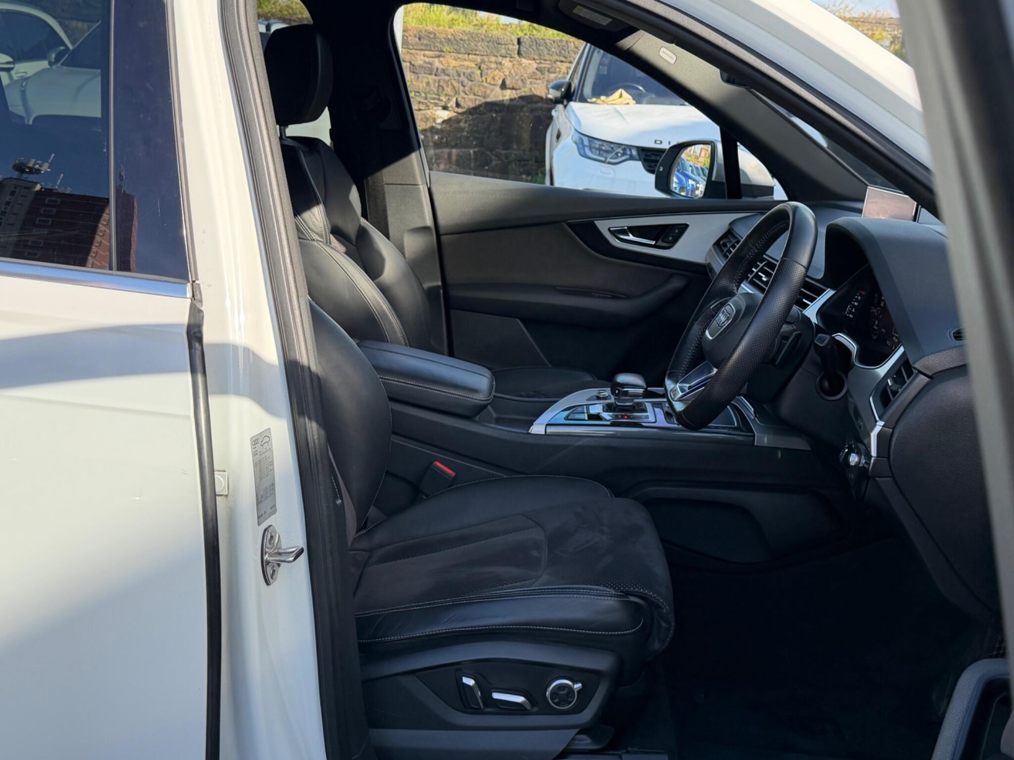 Audi Q7 view 13