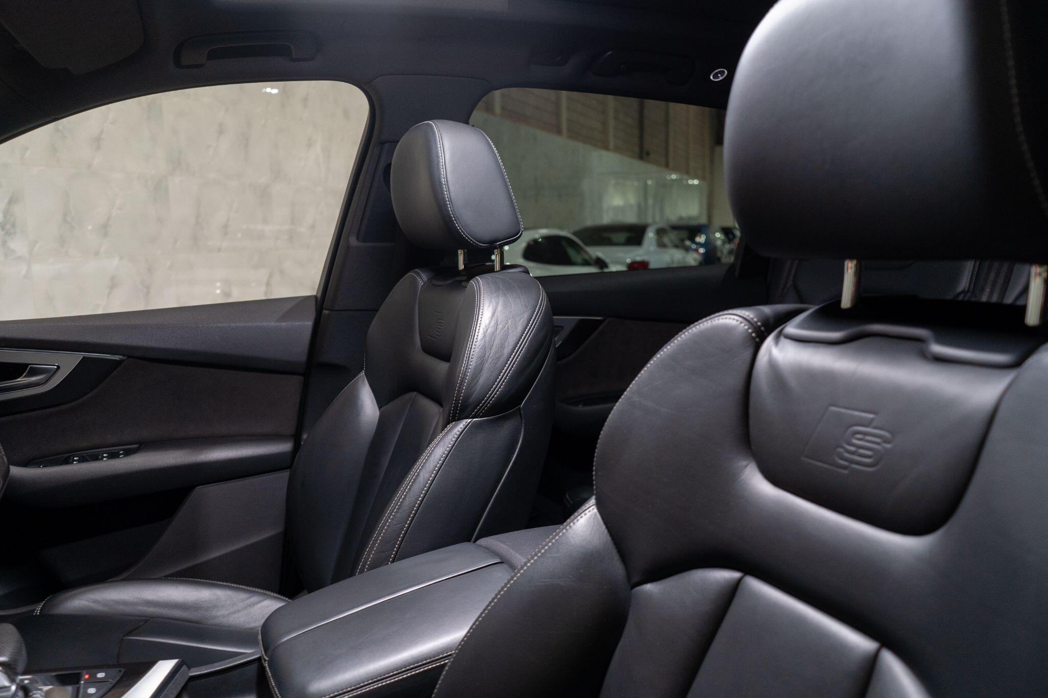Audi Q7 view 16