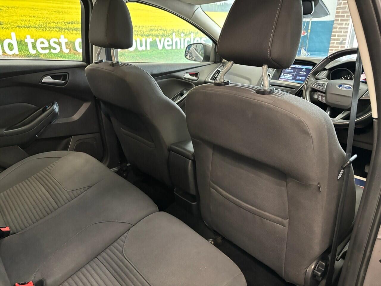 Ford Focus view 19