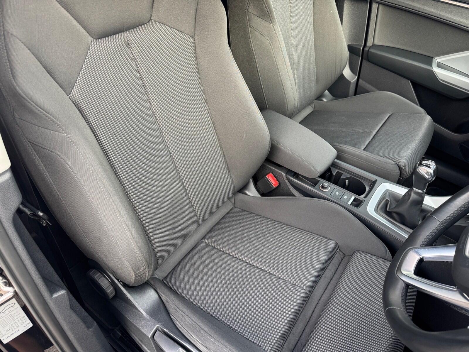 Audi Q3 view 14