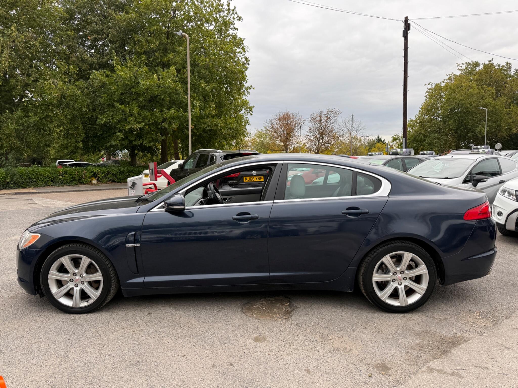 Jaguar XF - Image 10