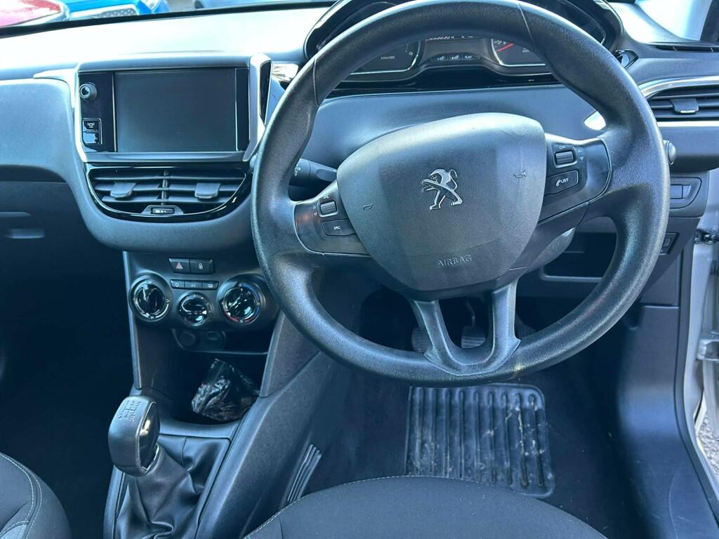 Peugeot 208 view 11