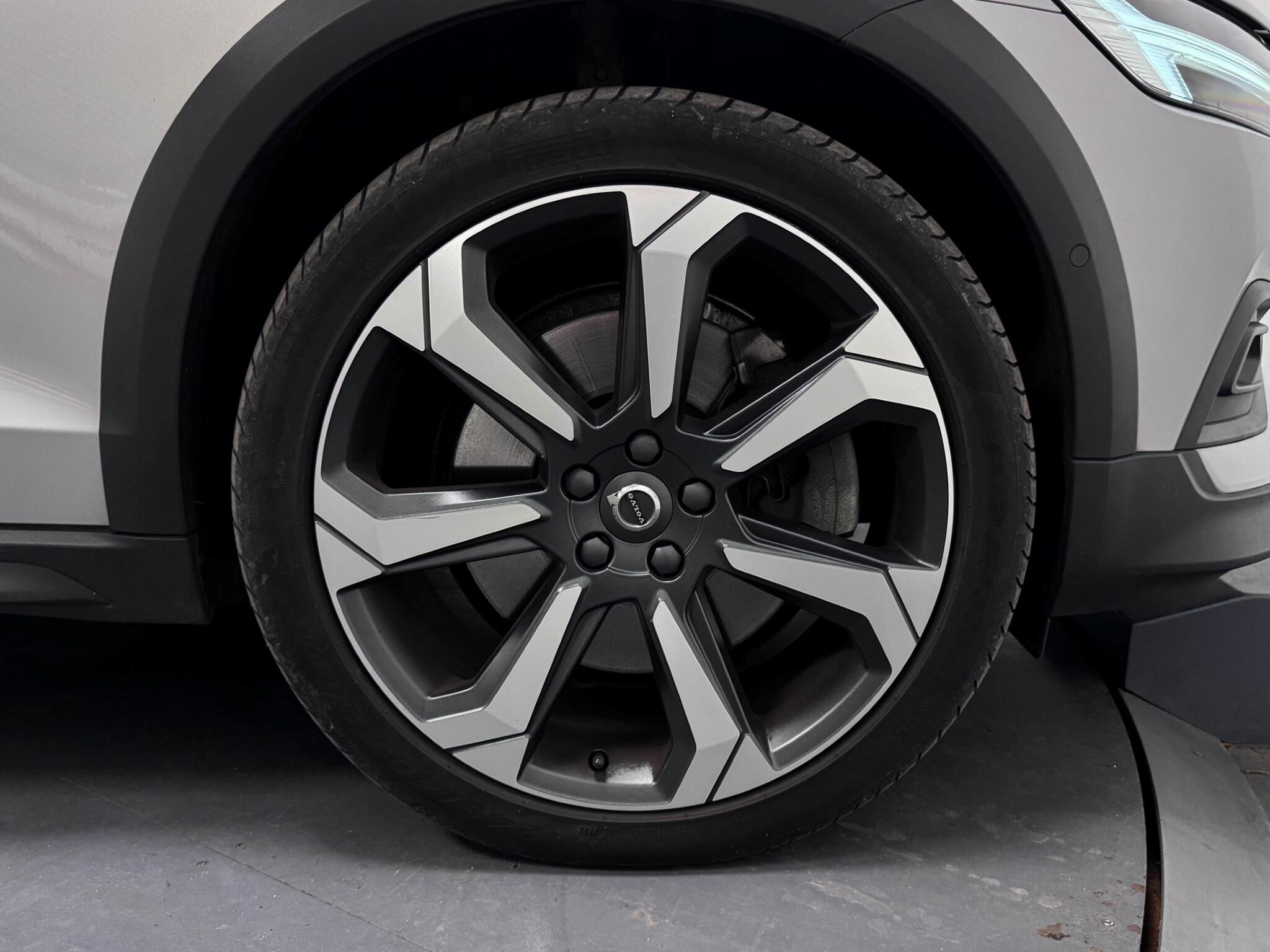 Volvo V60 Cross Country view 57