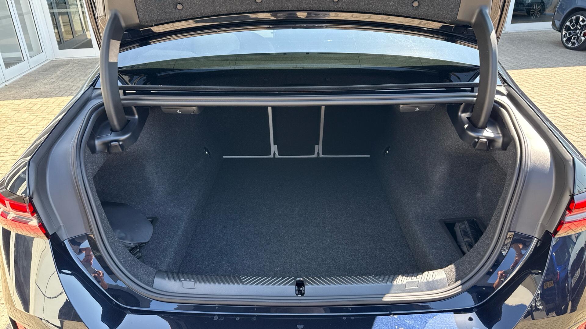 BMW 5 Series view 13